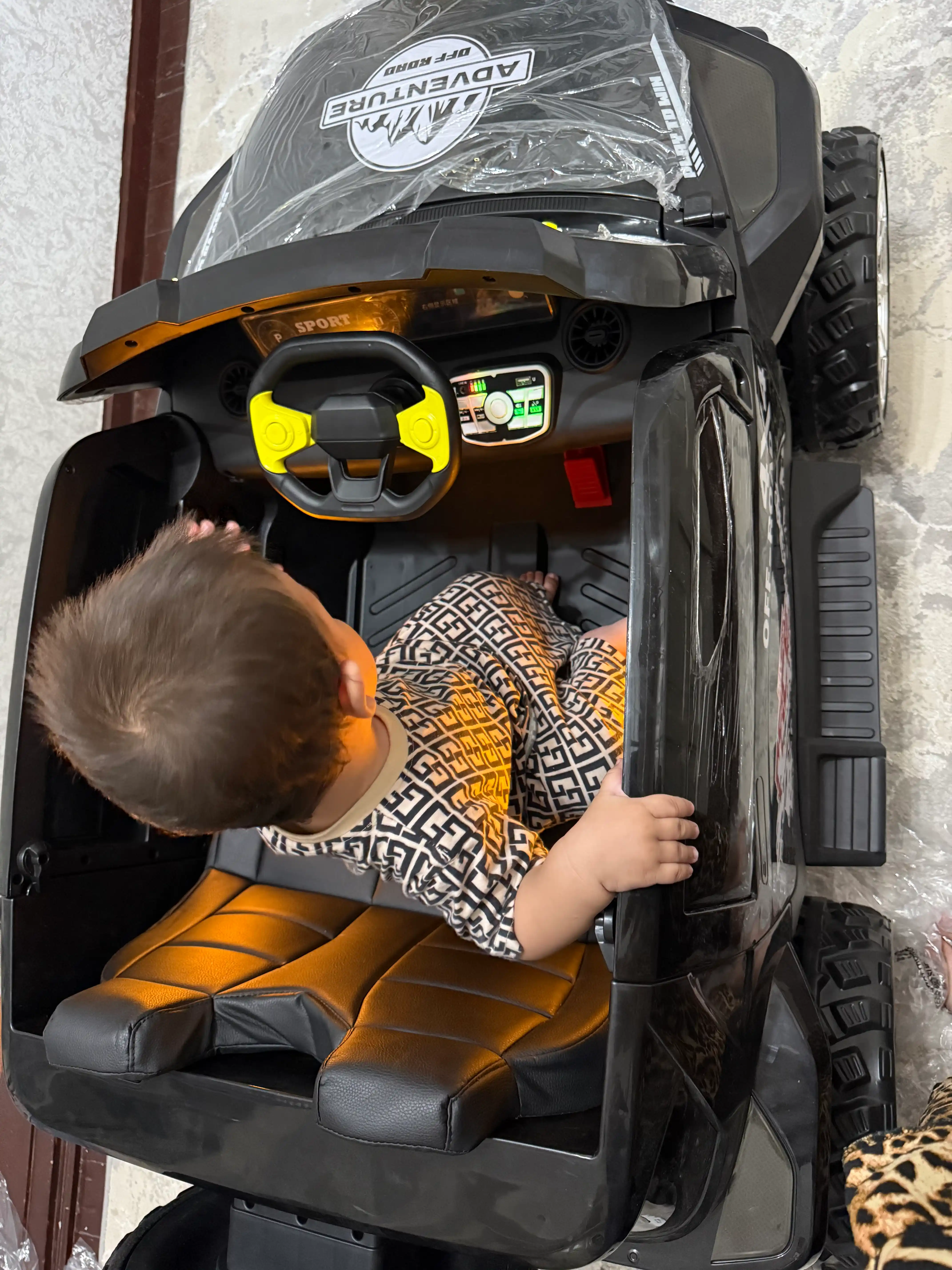 Katta o‘lchamli Mercedes-Benz bolalar elektromobili