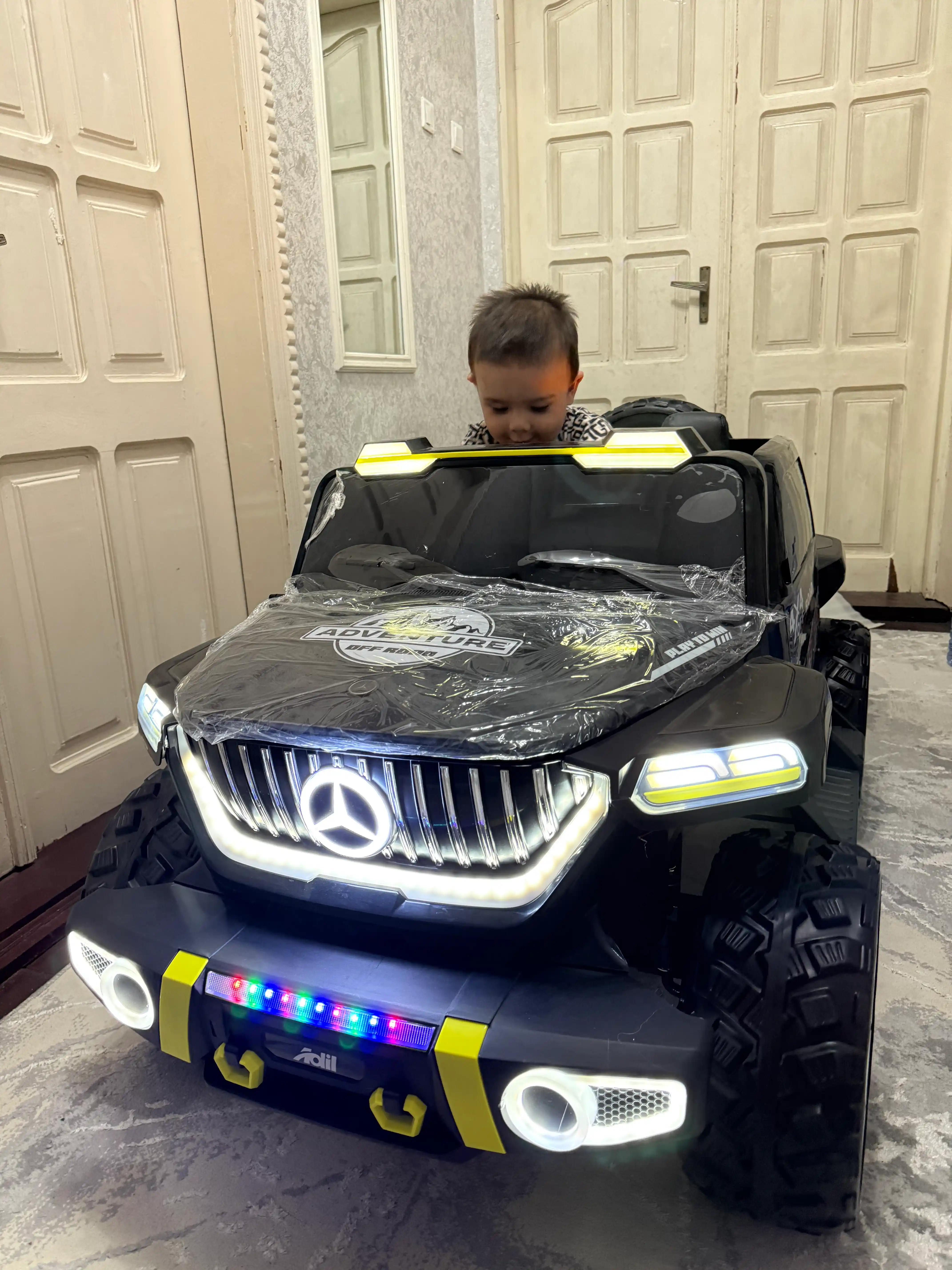 Katta o‘lchamli Mercedes-Benz bolalar elektromobili
