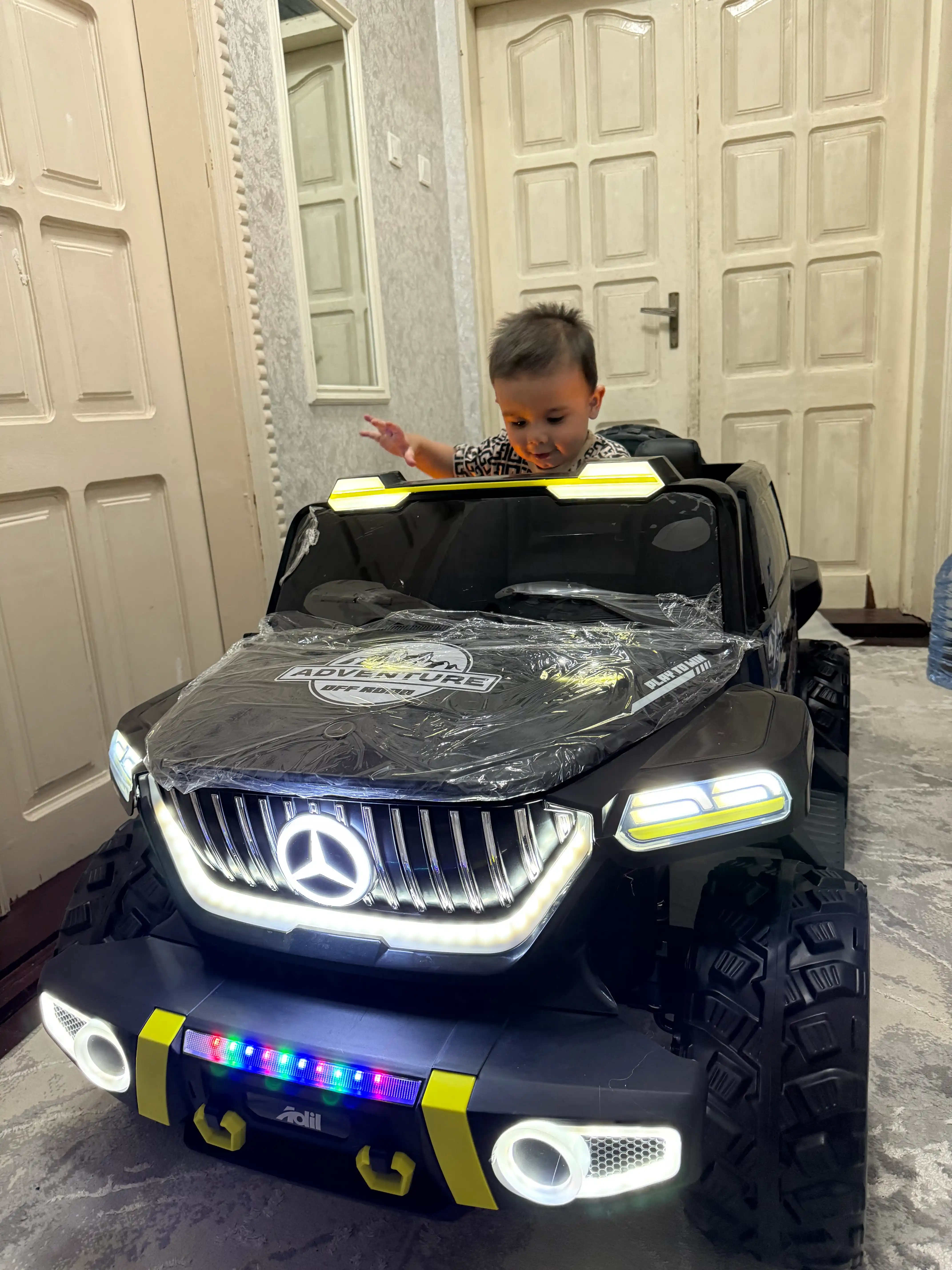 Katta o‘lchamli Mercedes-Benz bolalar elektromobili