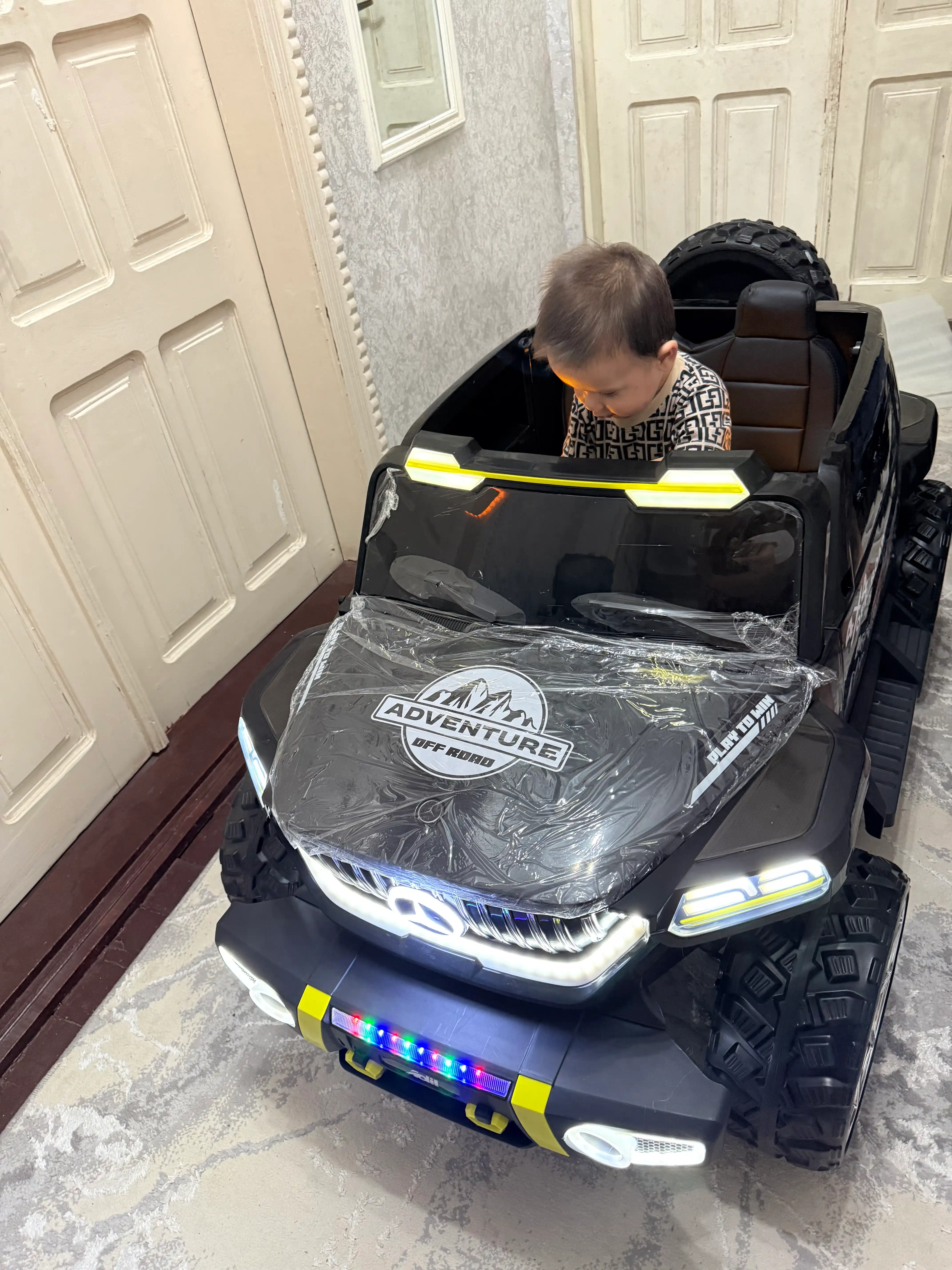 Katta o‘lchamli Mercedes-Benz bolalar elektromobili