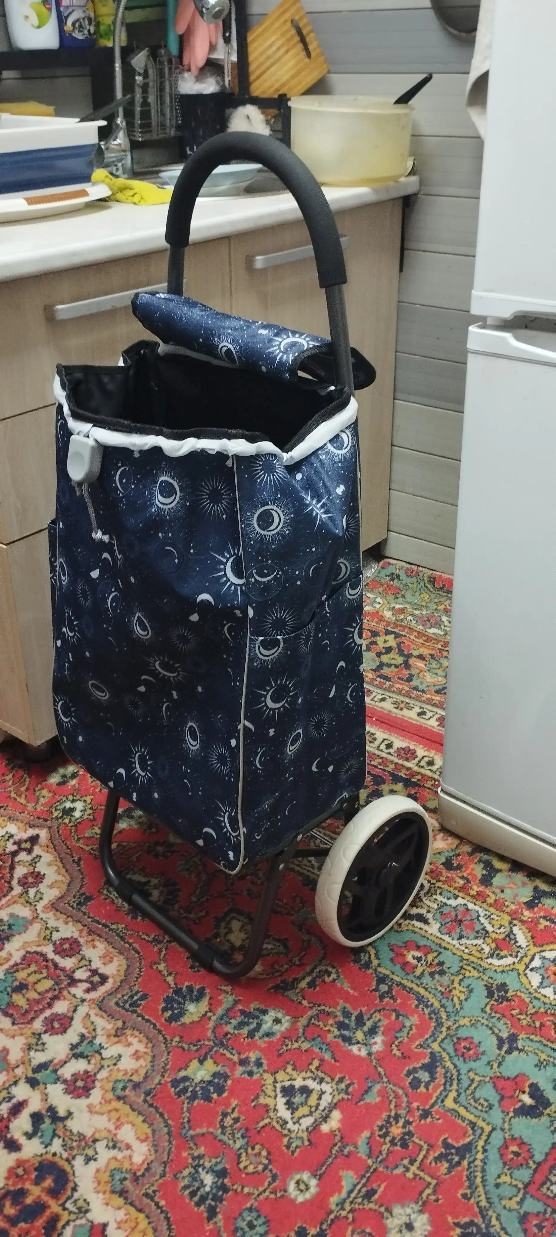 Sumka arava, bozor uchun, katta g'ildiraklardagi sumka
