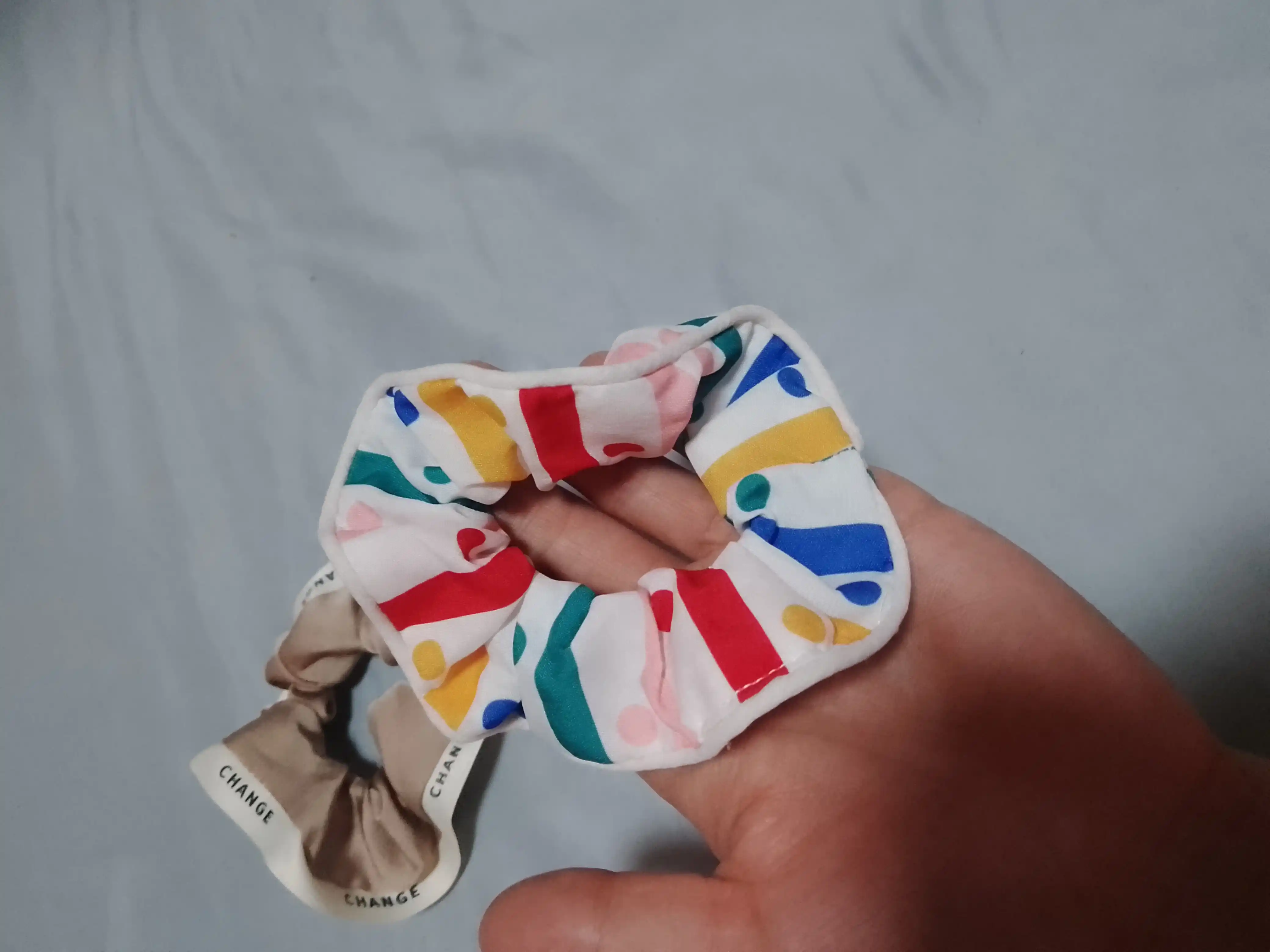 Old Money stilidagi krujevali soch rezinkasi, estetik qisqich
