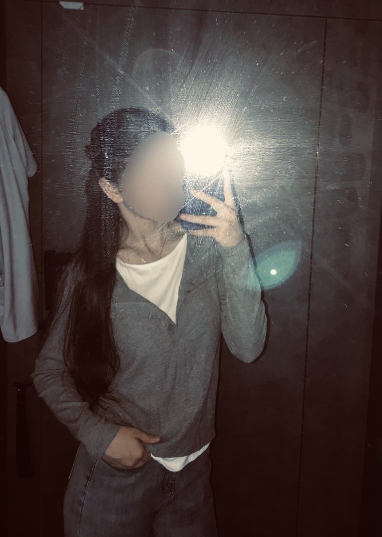 Ayollar uchun ikki qavatli longsliv Kioko. Ayollar koftasi, tugmalari bilan aldamchi