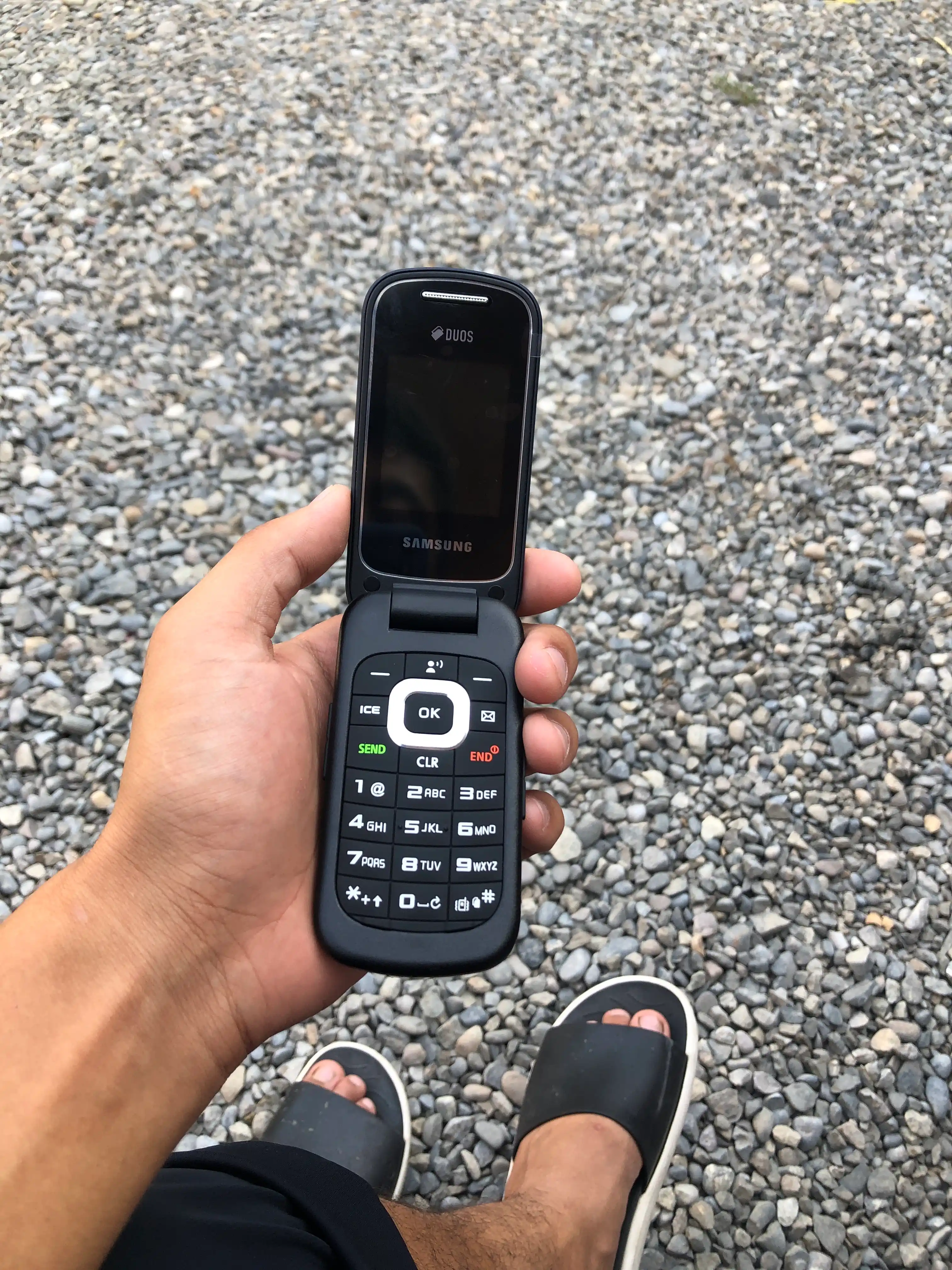 gusto 3 GM B311V telefoni 2 ta SIM-karta quvvatlash qurilmasi bilan