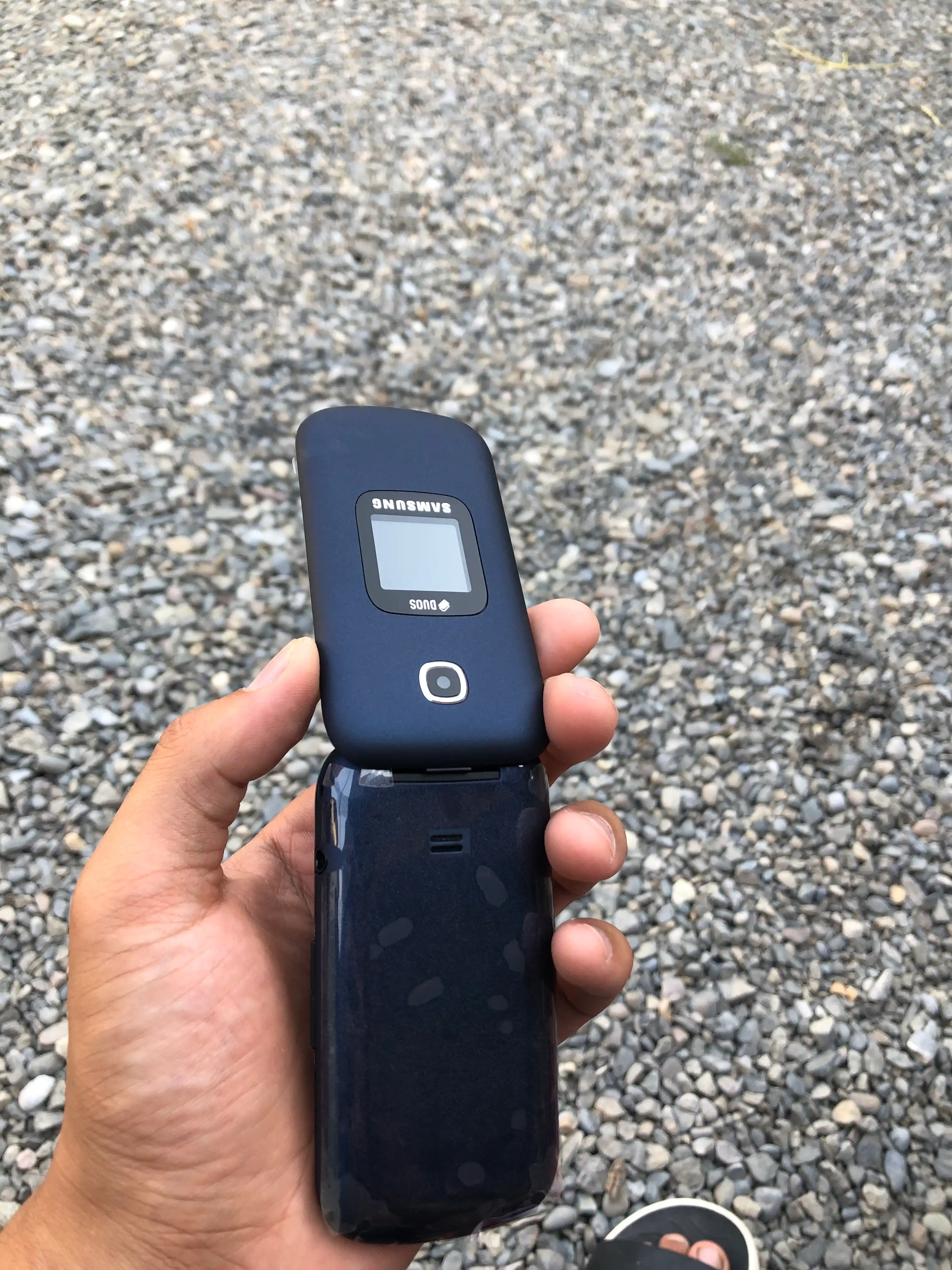 gusto 3 GM B311V telefoni 2 ta SIM-karta quvvatlash qurilmasi bilan