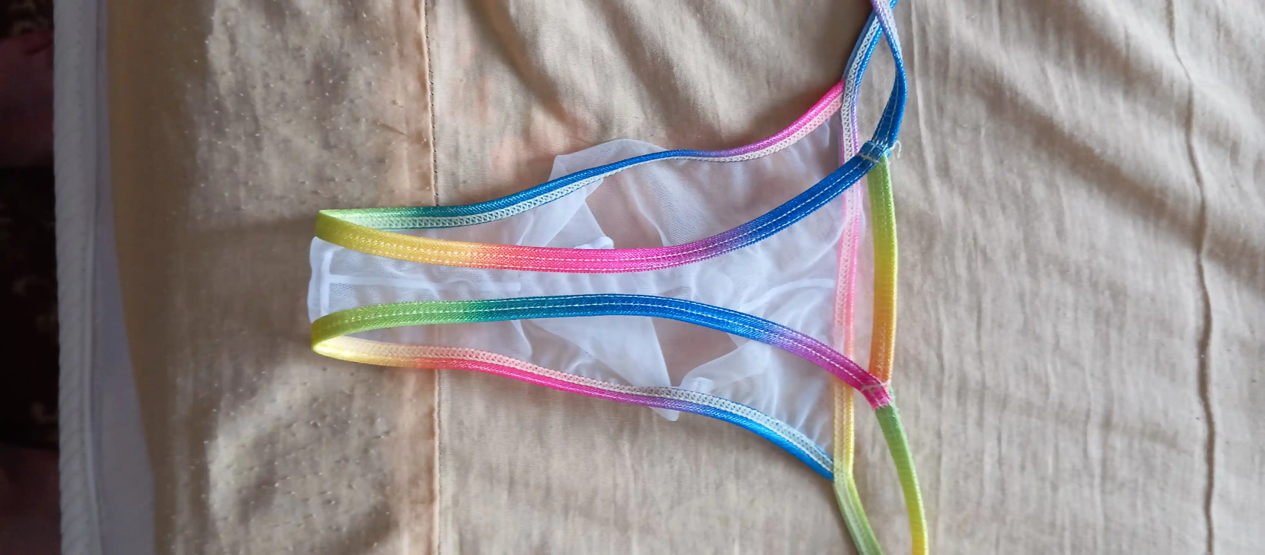 Erkaklar stringasi, shaffof