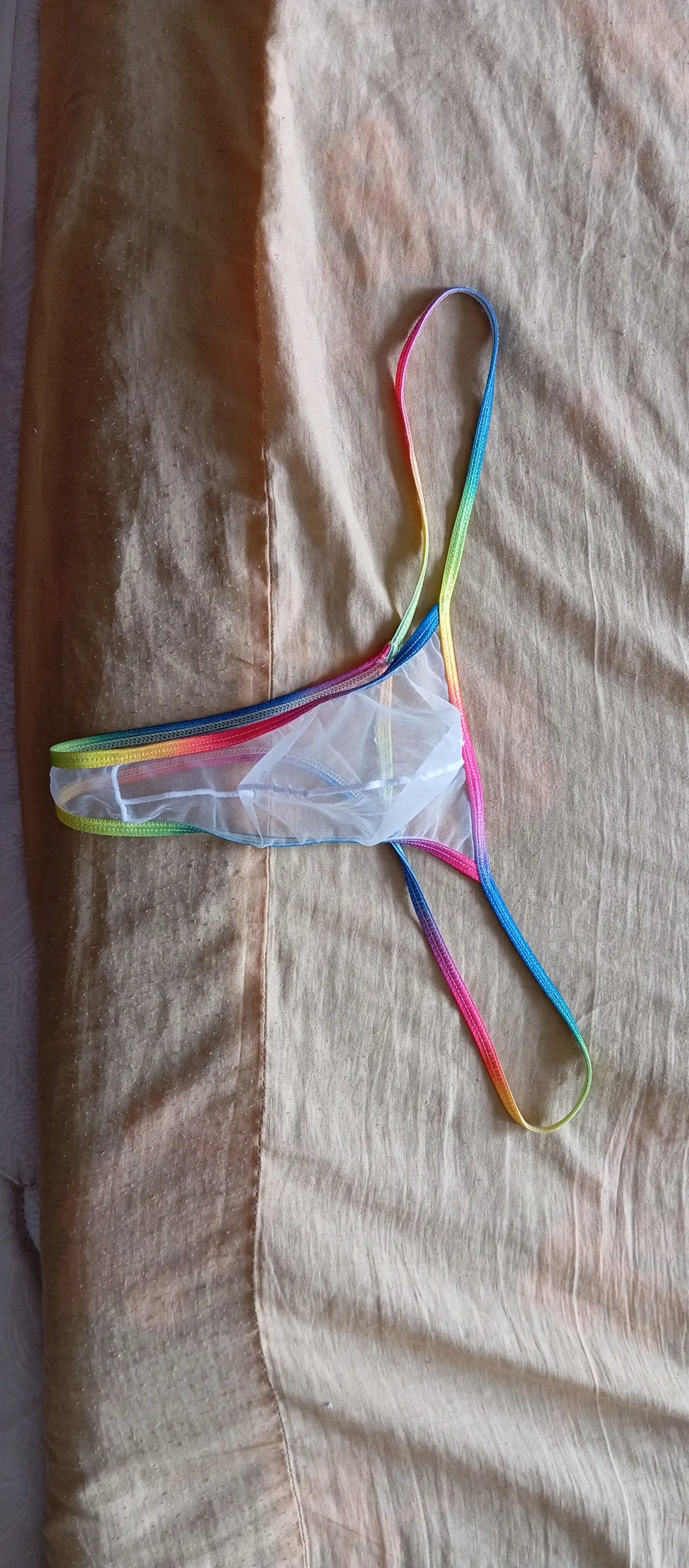 Erkaklar stringasi, shaffof