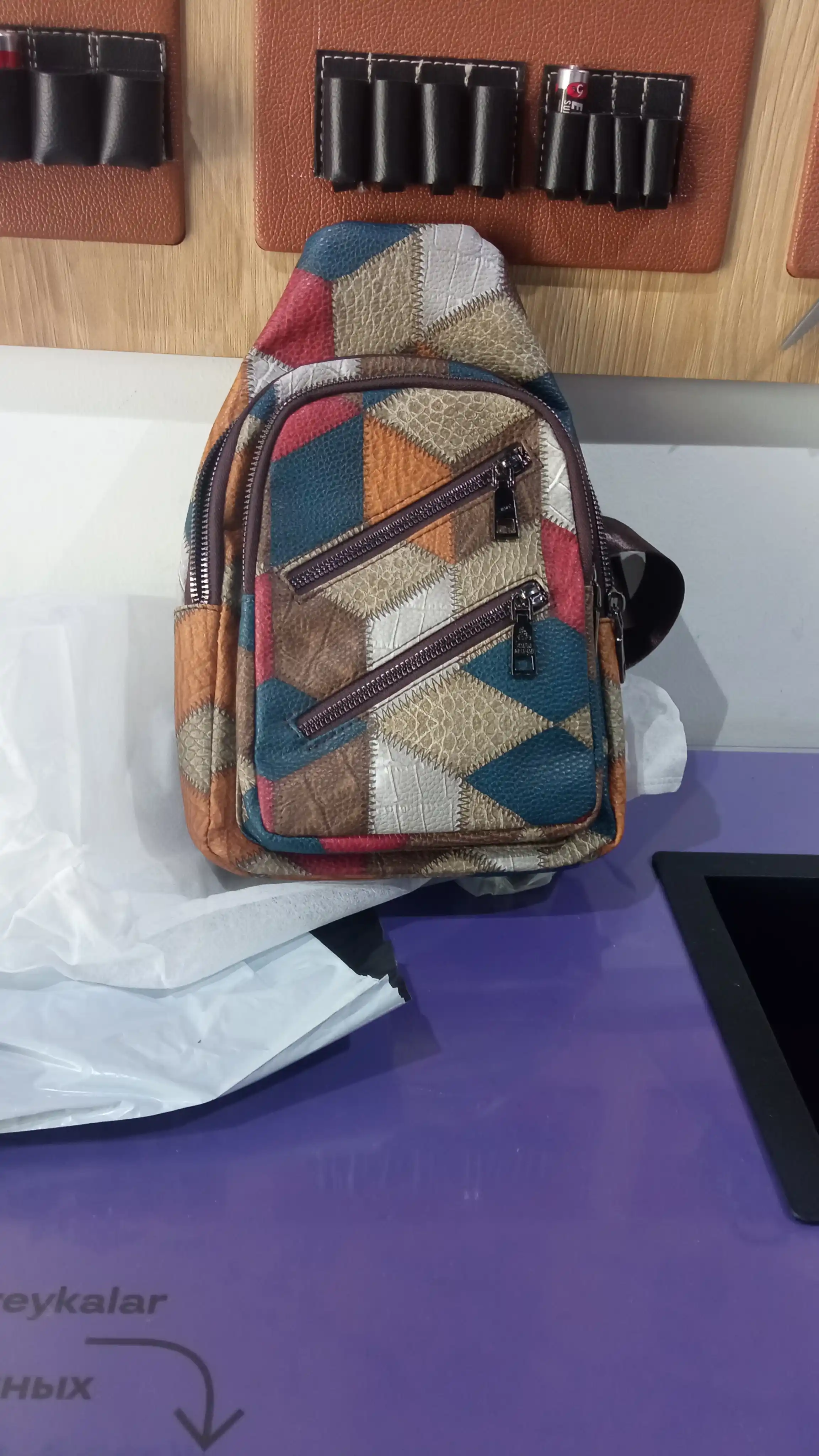Kichkina yelka orqali ayollar sumkasi, ko‘krak
