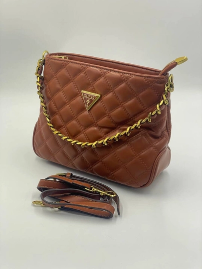 Стильная женская сумка в дизайне GUESS
