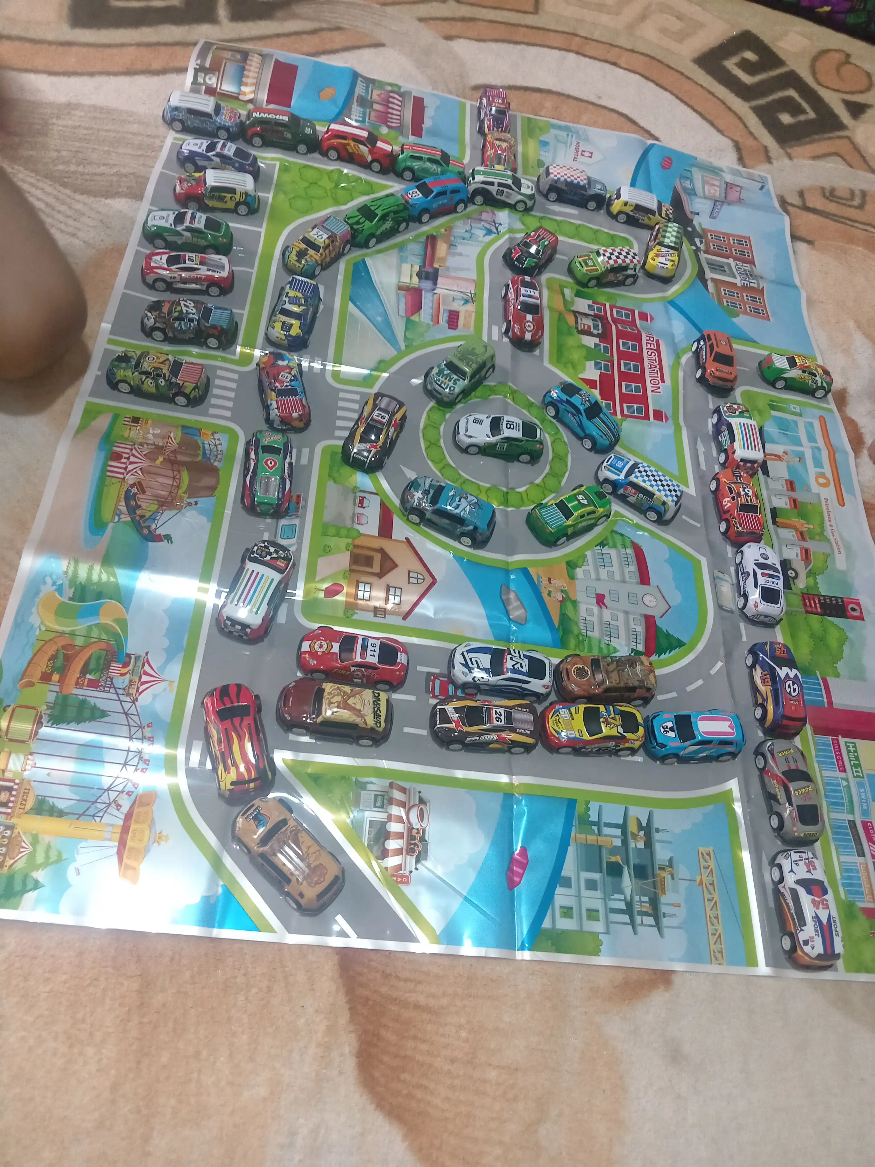 Hot Wheels metall mashinalar to‘plami, konteynerlar konstruktori