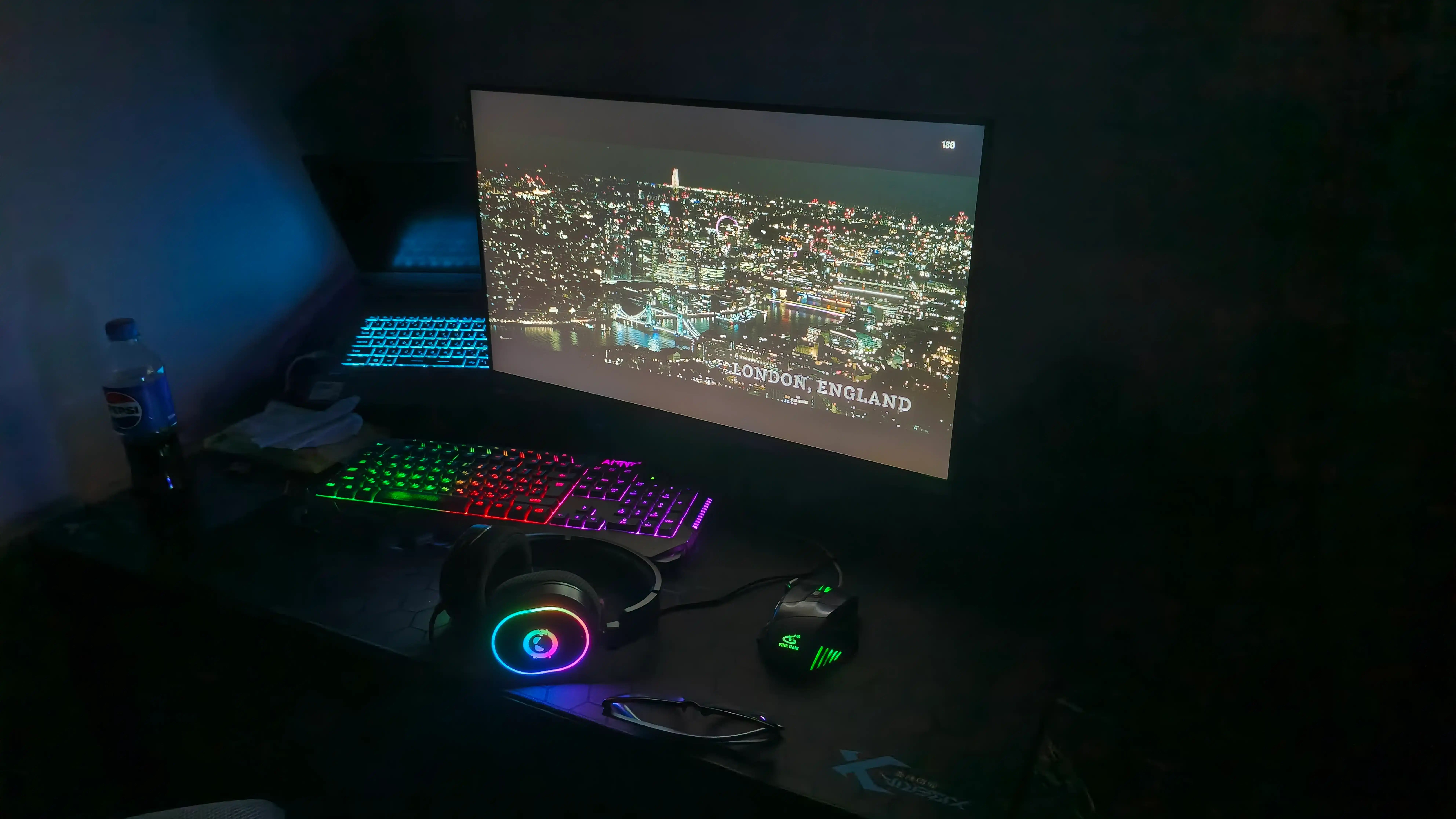 Simli quloqchin mikrofon bilan Lorgar Kaya 460 va 360, RGB yoritgich bilan va yoritilmagan