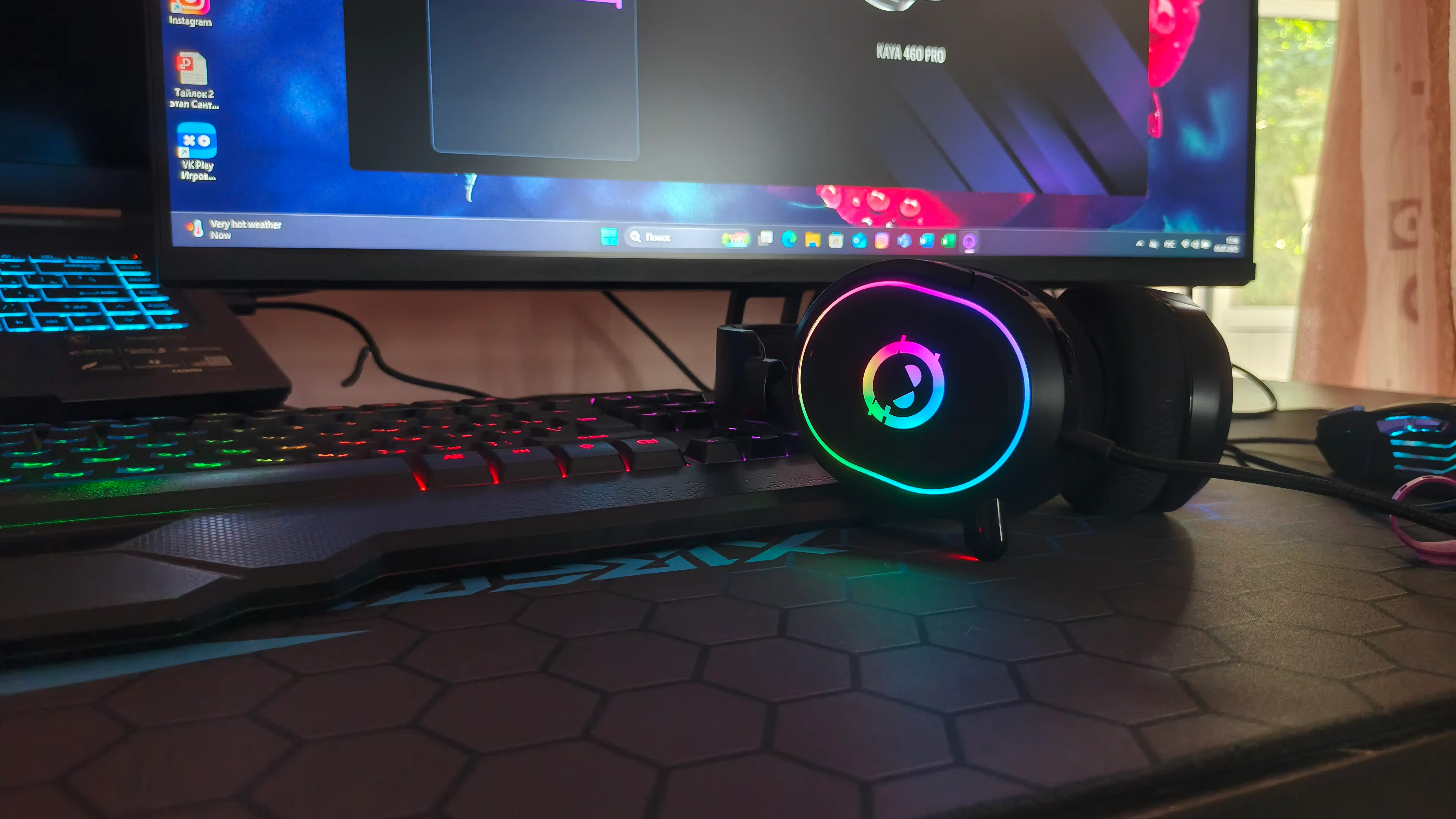 Simli quloqchin mikrofon bilan Lorgar Kaya 460 va 360, RGB yoritgich bilan va yoritilmagan