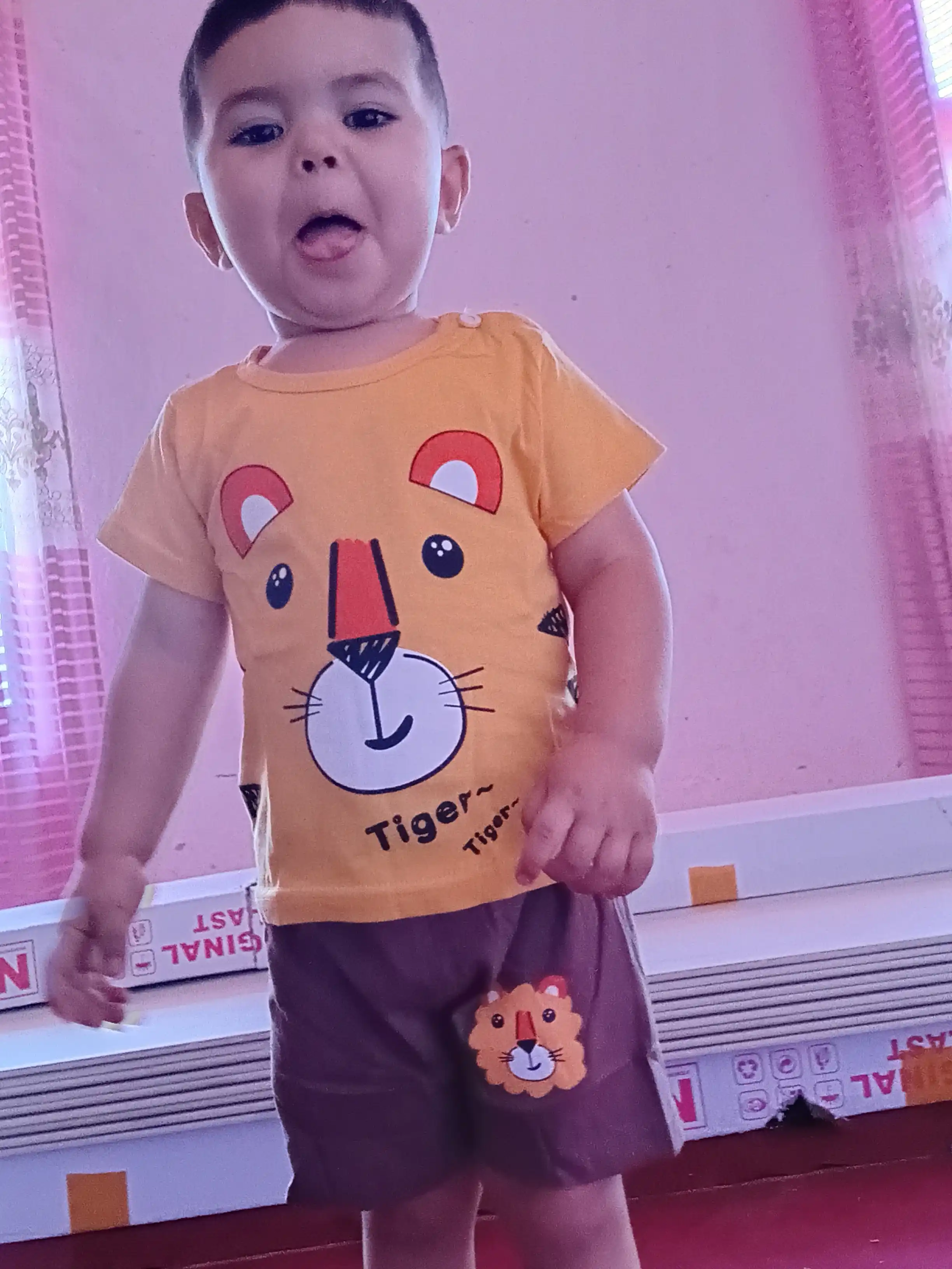 Qizlar va o'g'il bolalar uchun futbolka va shortilar to'plami