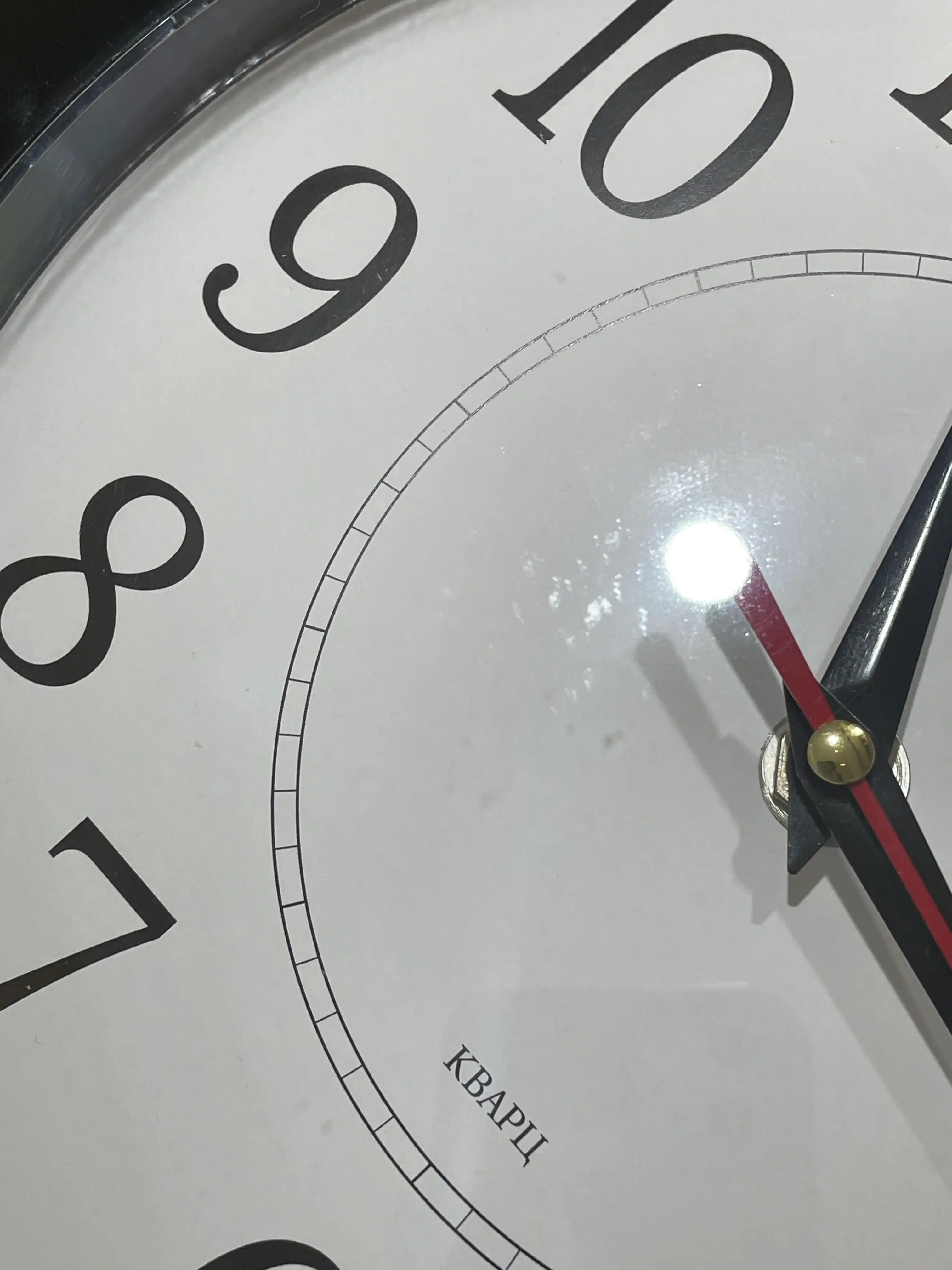 Ovozsiz dumaloq devor, soati, diametri 24.5 sm, sovg'a sifatida batareya