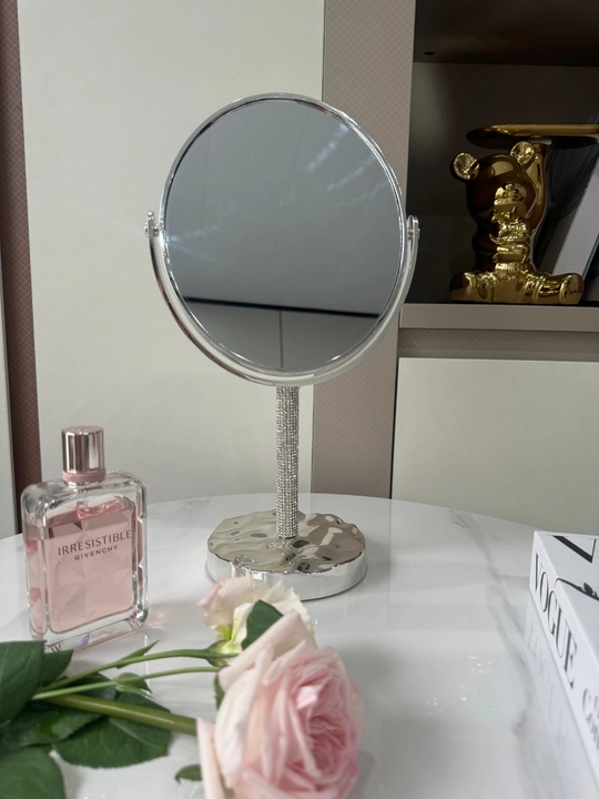 Oyna makiyaj uchun, ikki tarafli oyna, kottalashtirib ko'rsatadigan oyna