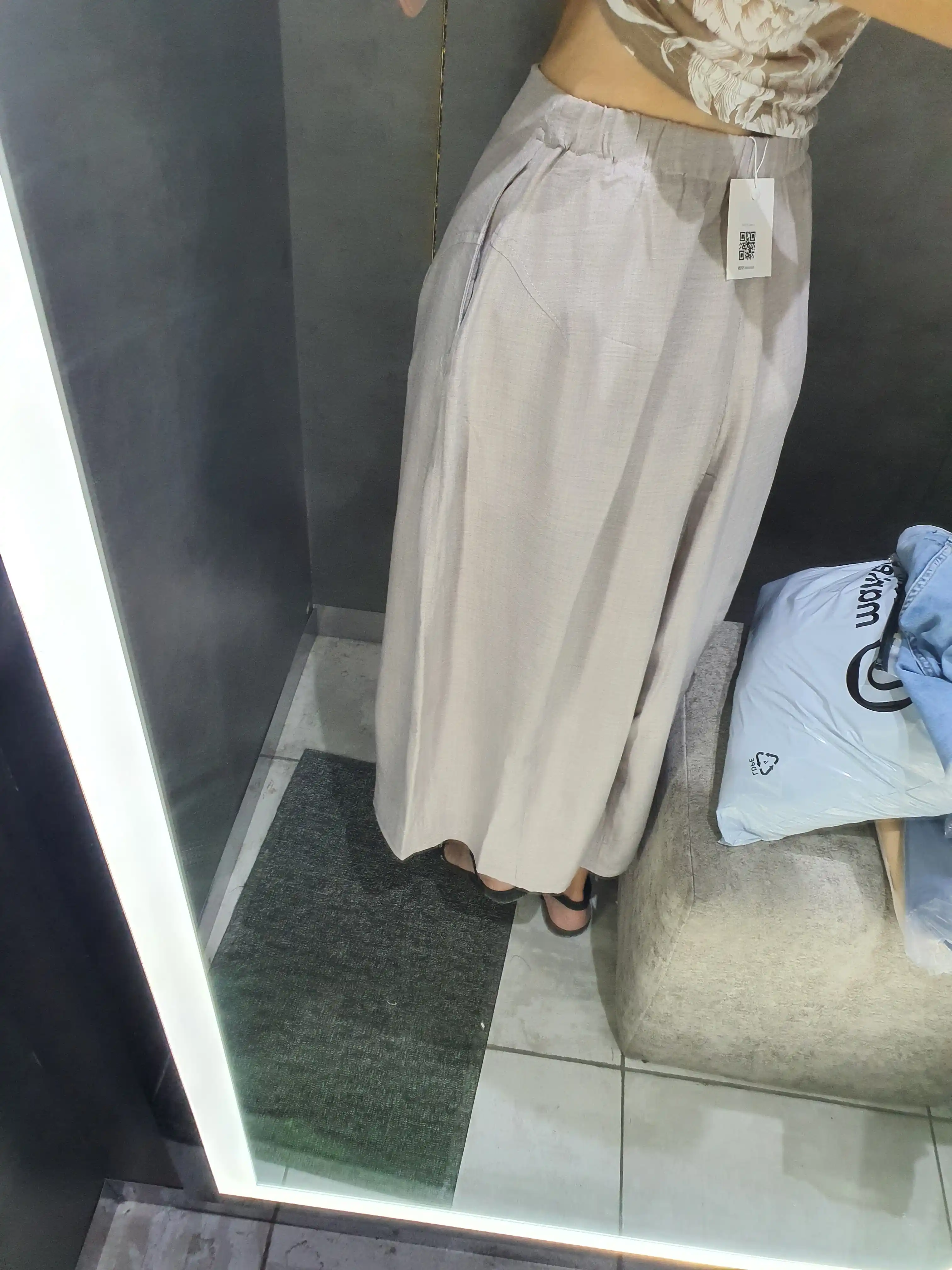 Ayollar uchun, yozgi, uzun, zig'irdan tikilgan yubka, kesimli va cho‘ntakli maksi model