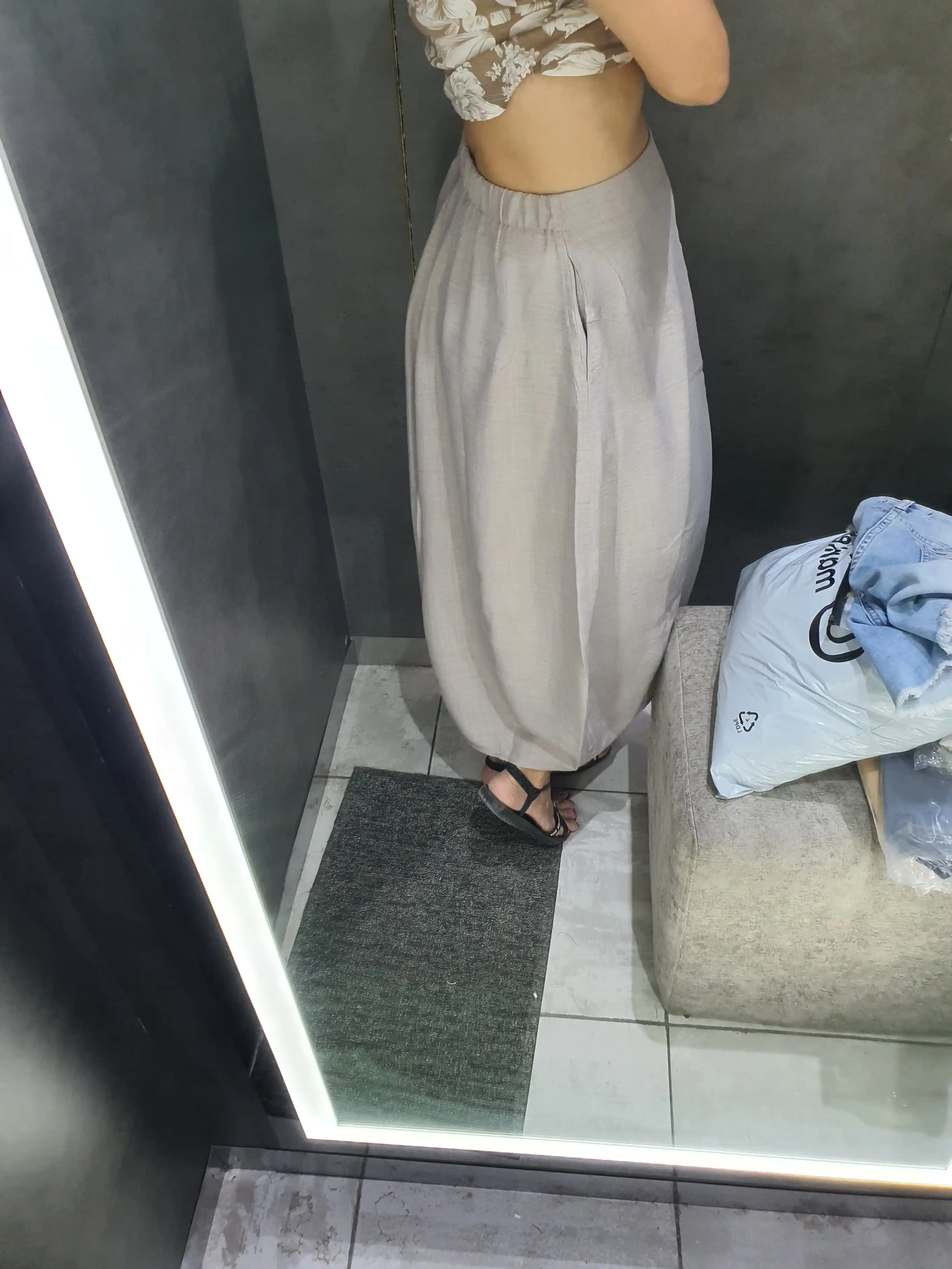 Ayollar uchun, yozgi, uzun, zig'irdan tikilgan yubka, kesimli va cho‘ntakli maksi model