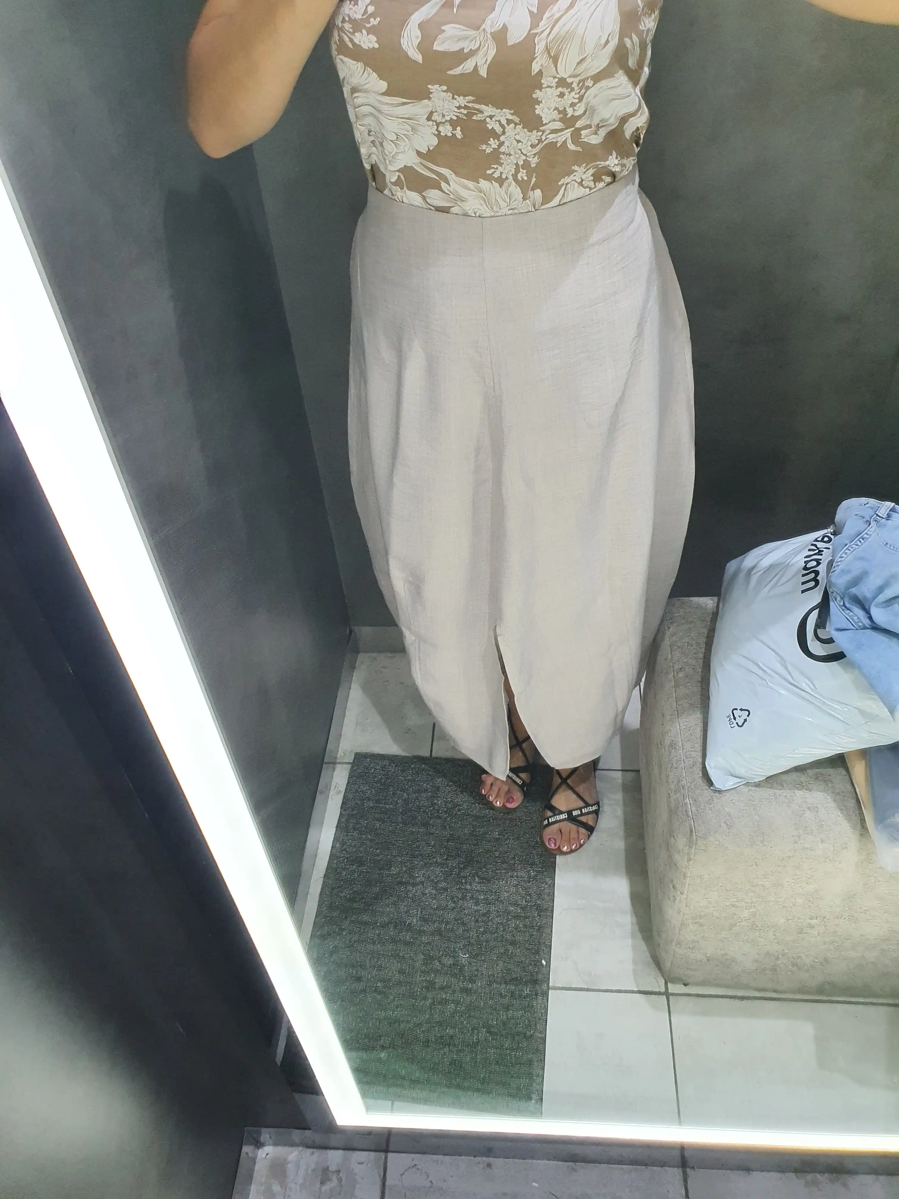 Ayollar uchun, yozgi, uzun, zig'irdan tikilgan yubka, kesimli va cho‘ntakli maksi model