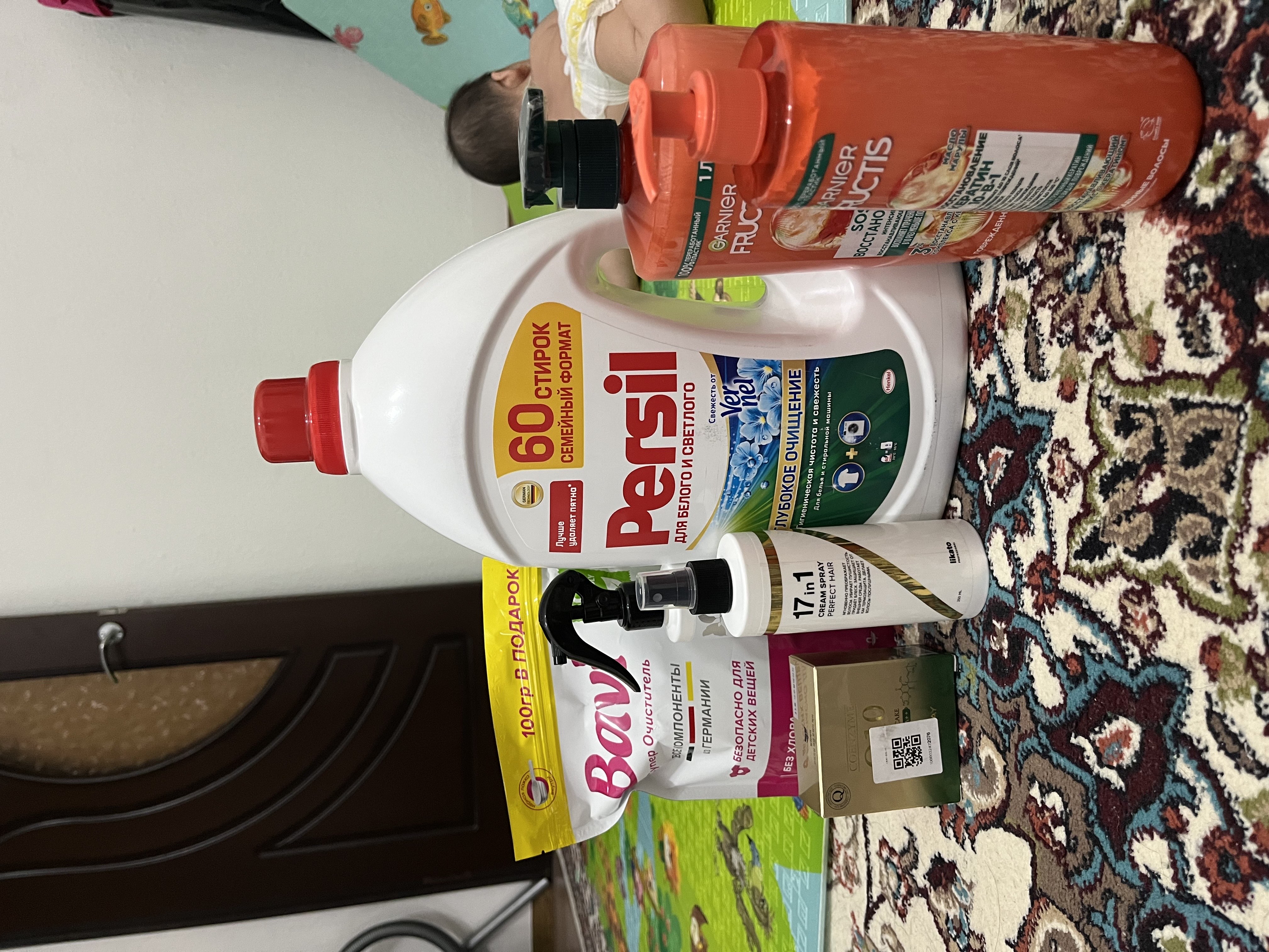 Vernel dan ishlab chiqarilgan oq va och rangli matolar uchun Persil Freshness kir yuvish geli, 3.9 l, 60 marta yuvish