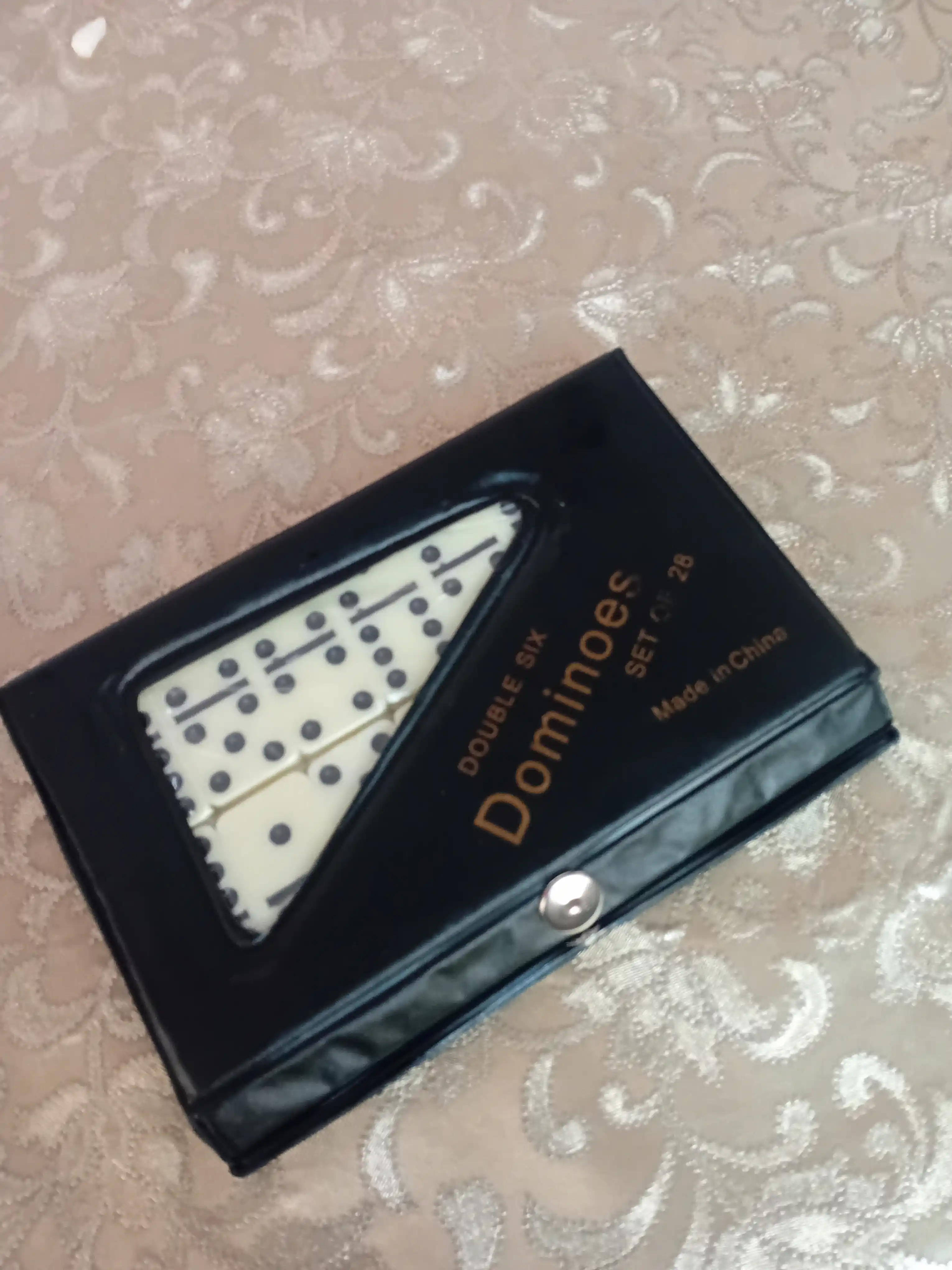 Domino stol o'yini, klassik o'yin, kattalar va bolalar uchun
