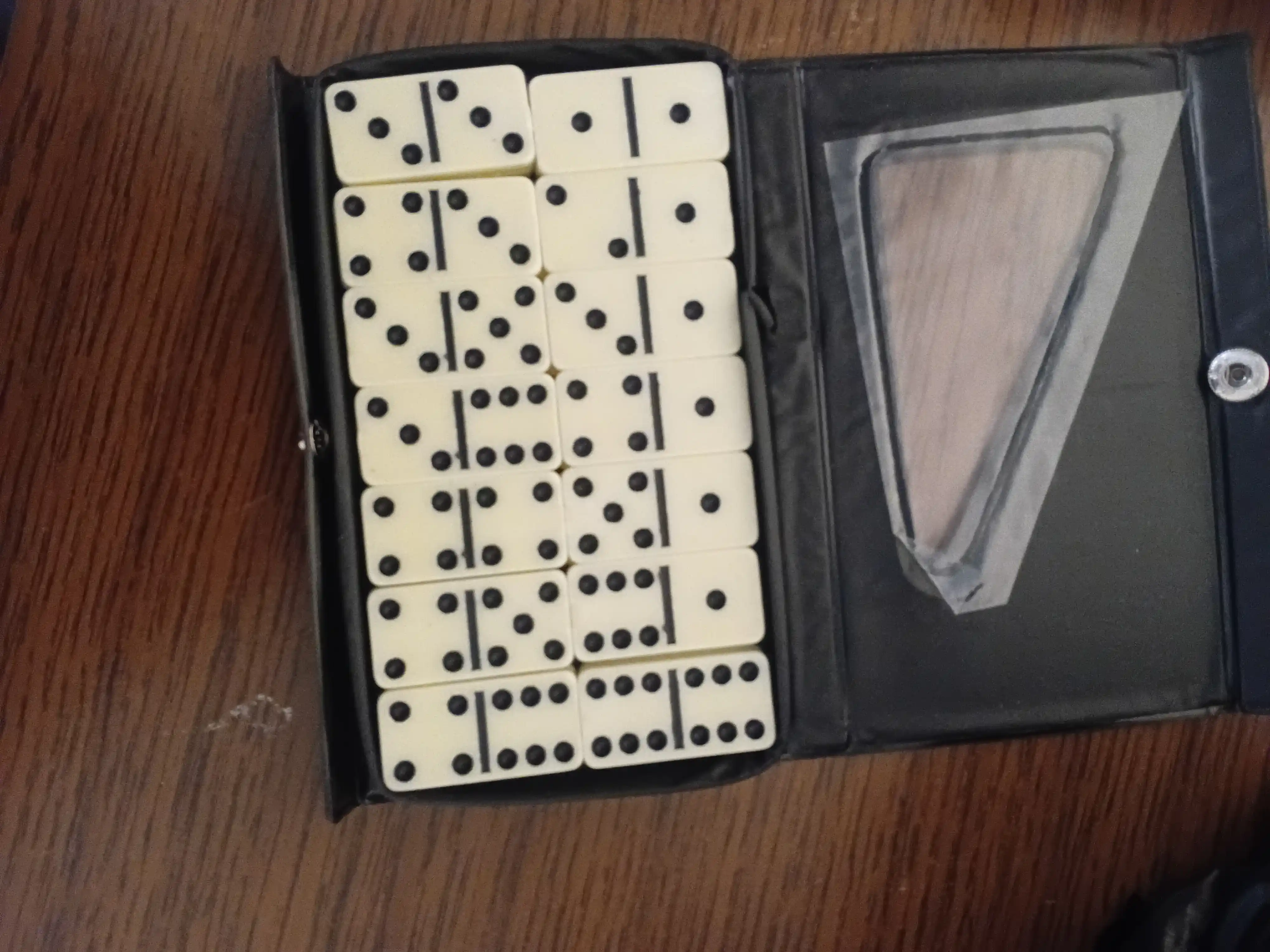 Domino stol o'yini, klassik o'yin, kattalar va bolalar uchun