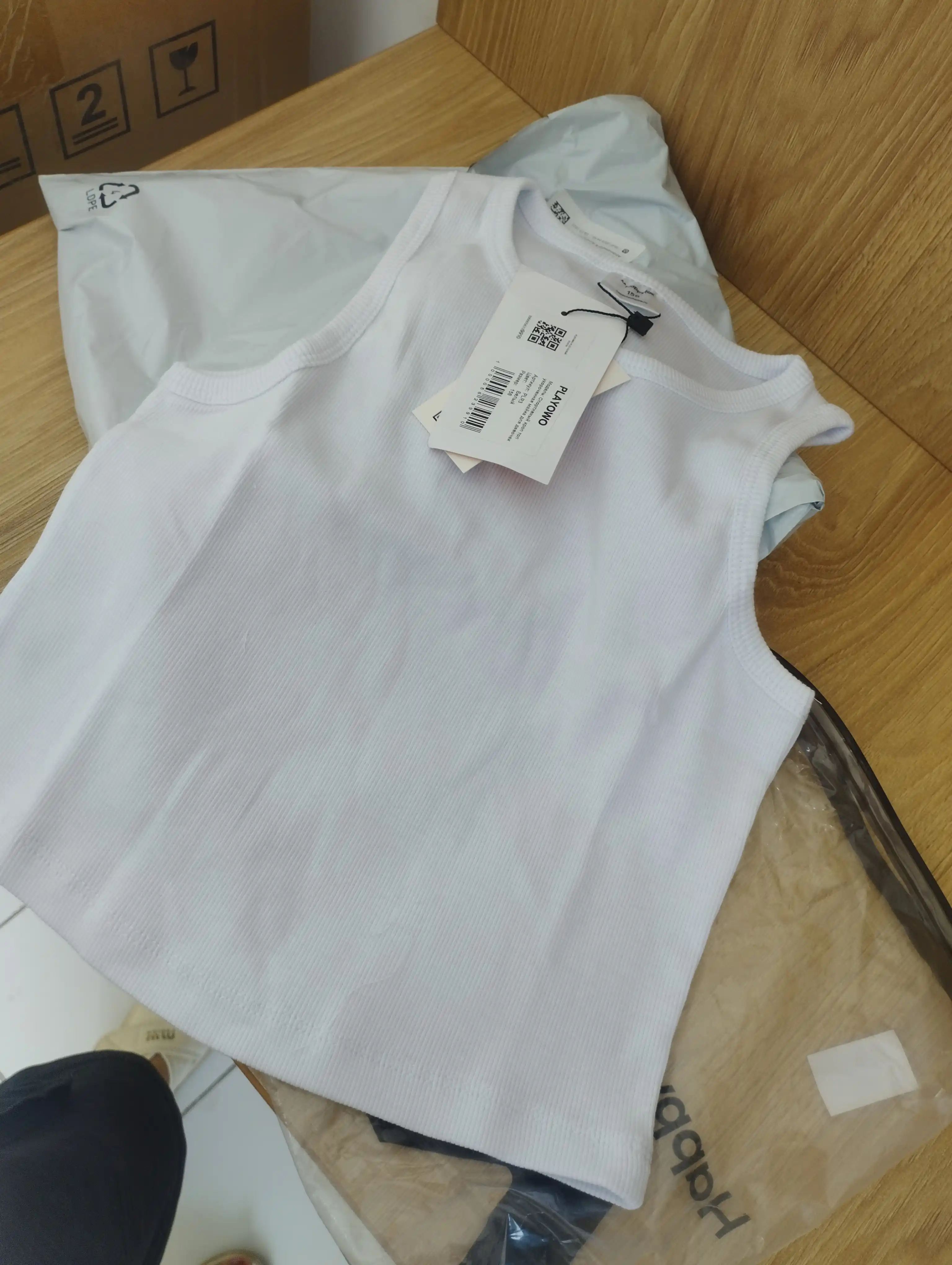 Qizlar va o‘smirlar uchun qisqartirilgan mayka, krop-top, sport uchun