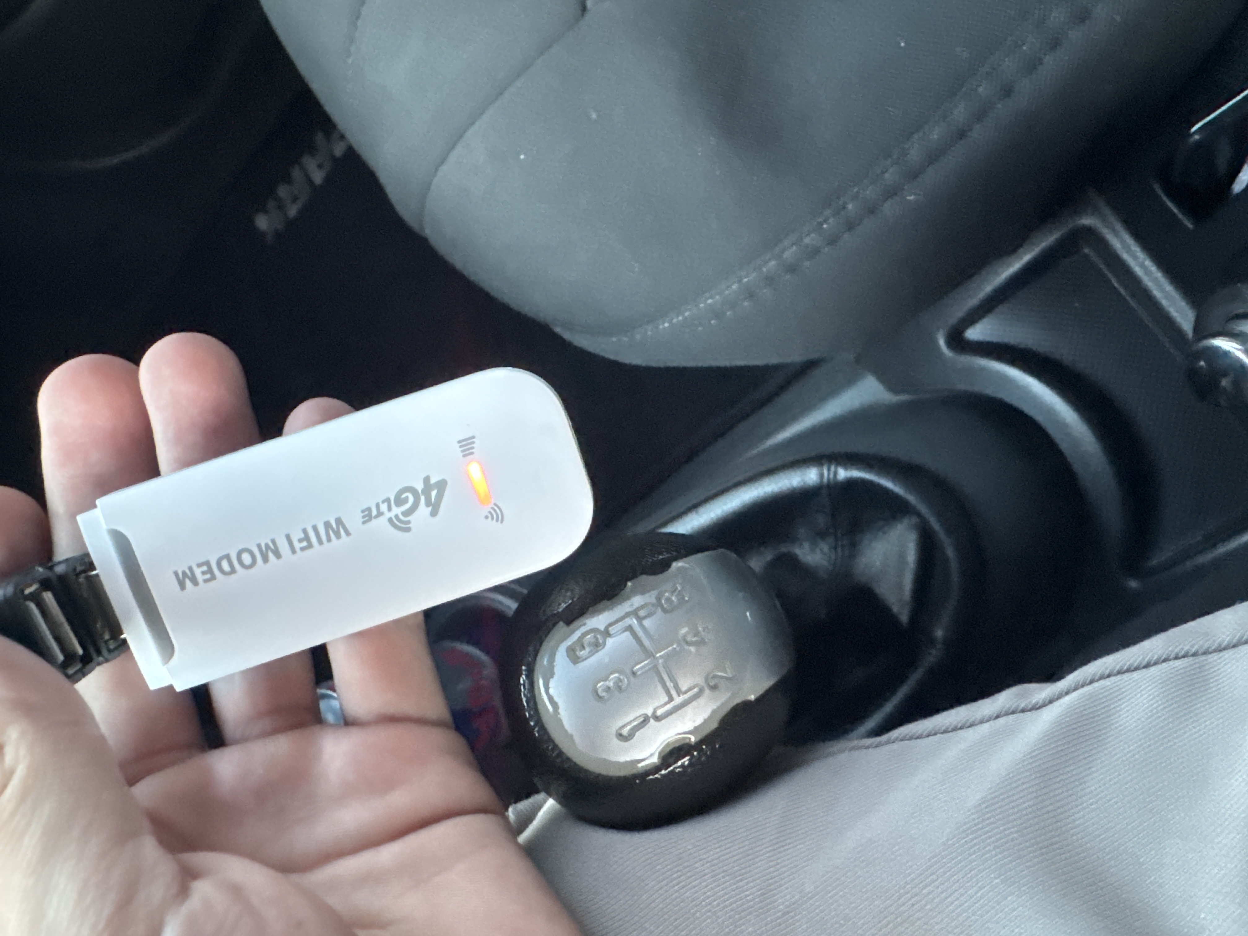4G USB modem, SIM-кartali Wi-Fi router, hotspot, internet tarqatuvchi qurilma