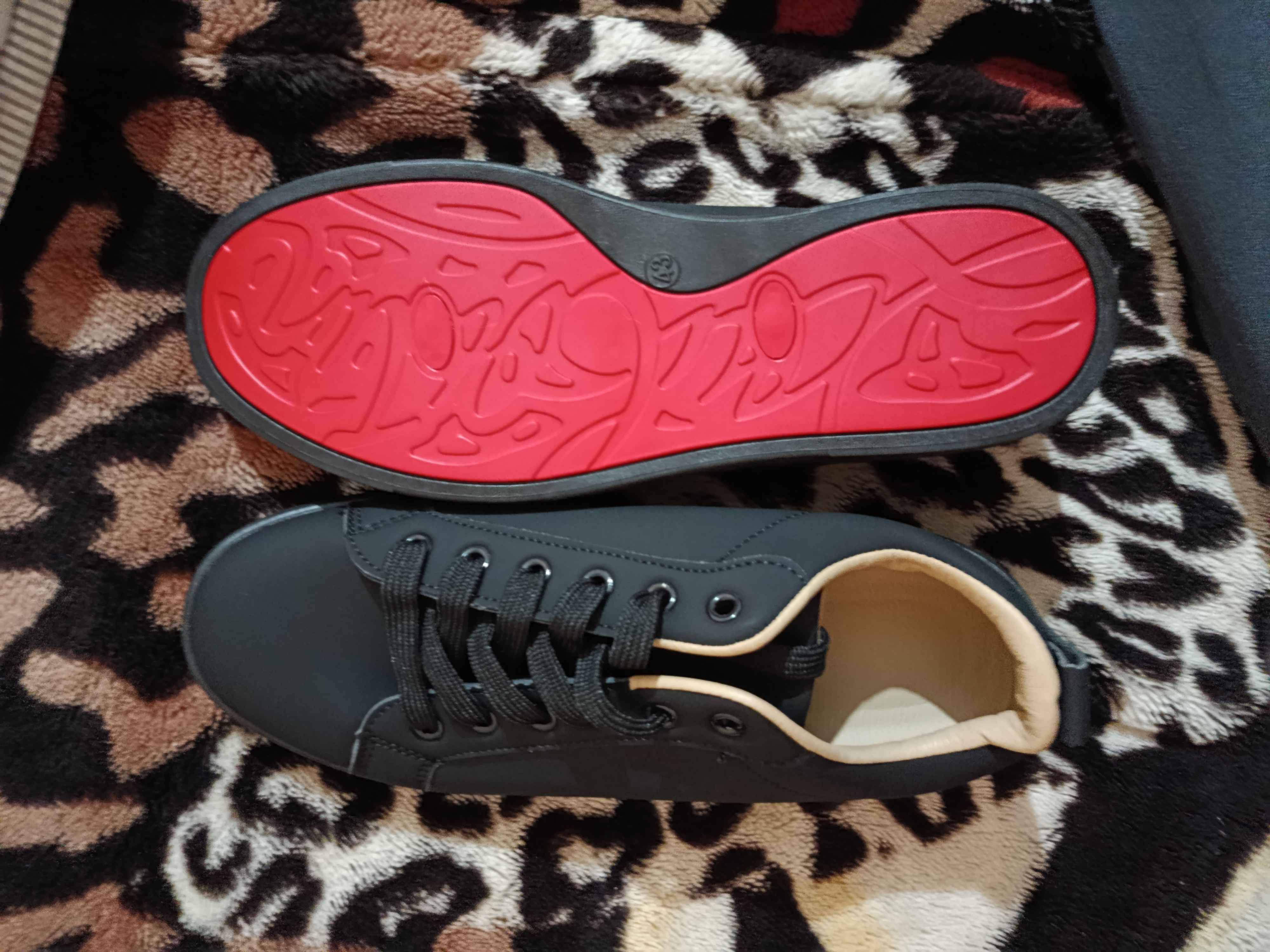 Rus pornosi: Katta yoshli rus erkak toshakda qizni sikadi.