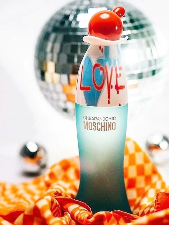 Ayollar uchun xushbo'ylangan suv Moschino Cheap & Chic I Love Love