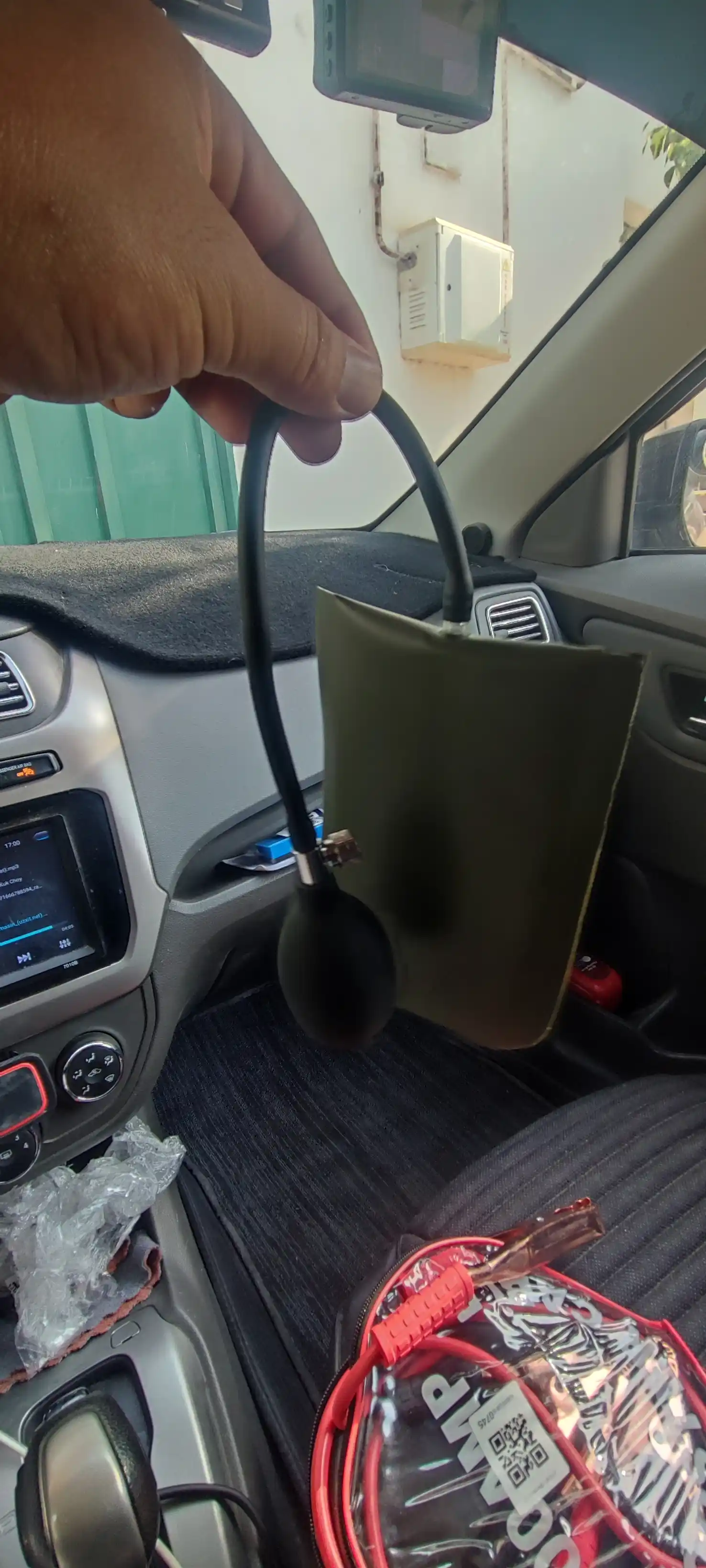 Пневмоклин для аварийного вскрытия автомобиля, пневмоподушка
