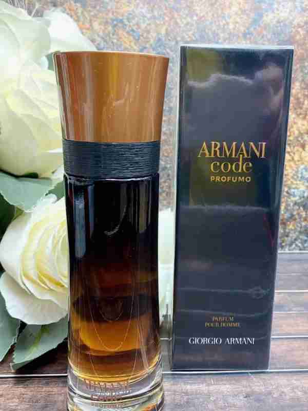 Porno 24 kanal Bir yigit porno videoda qizga massaj qiladi.