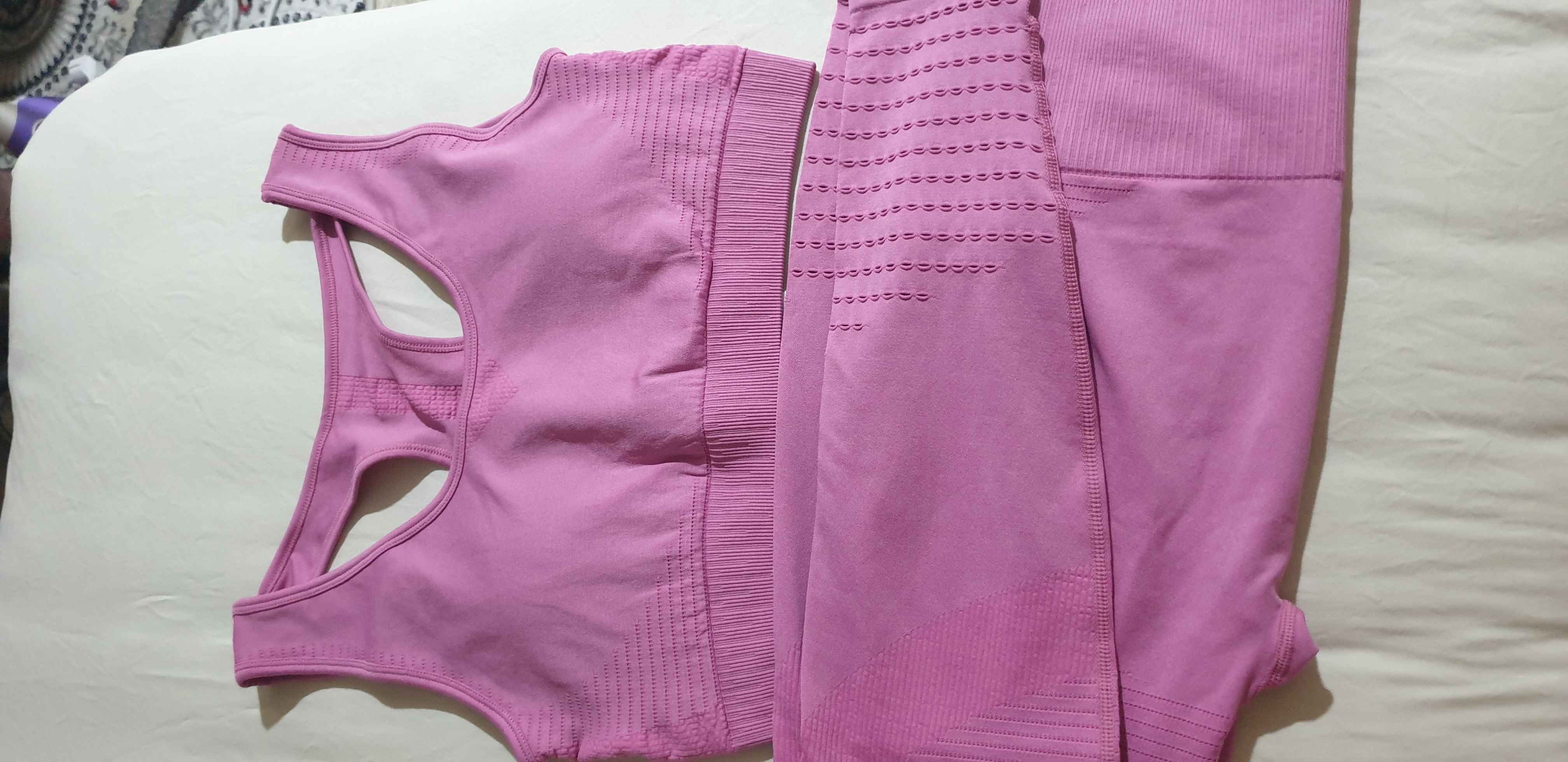 Ayollar uchun fitnes kostyumi, legginslari va top, 2 tasi 1 da
