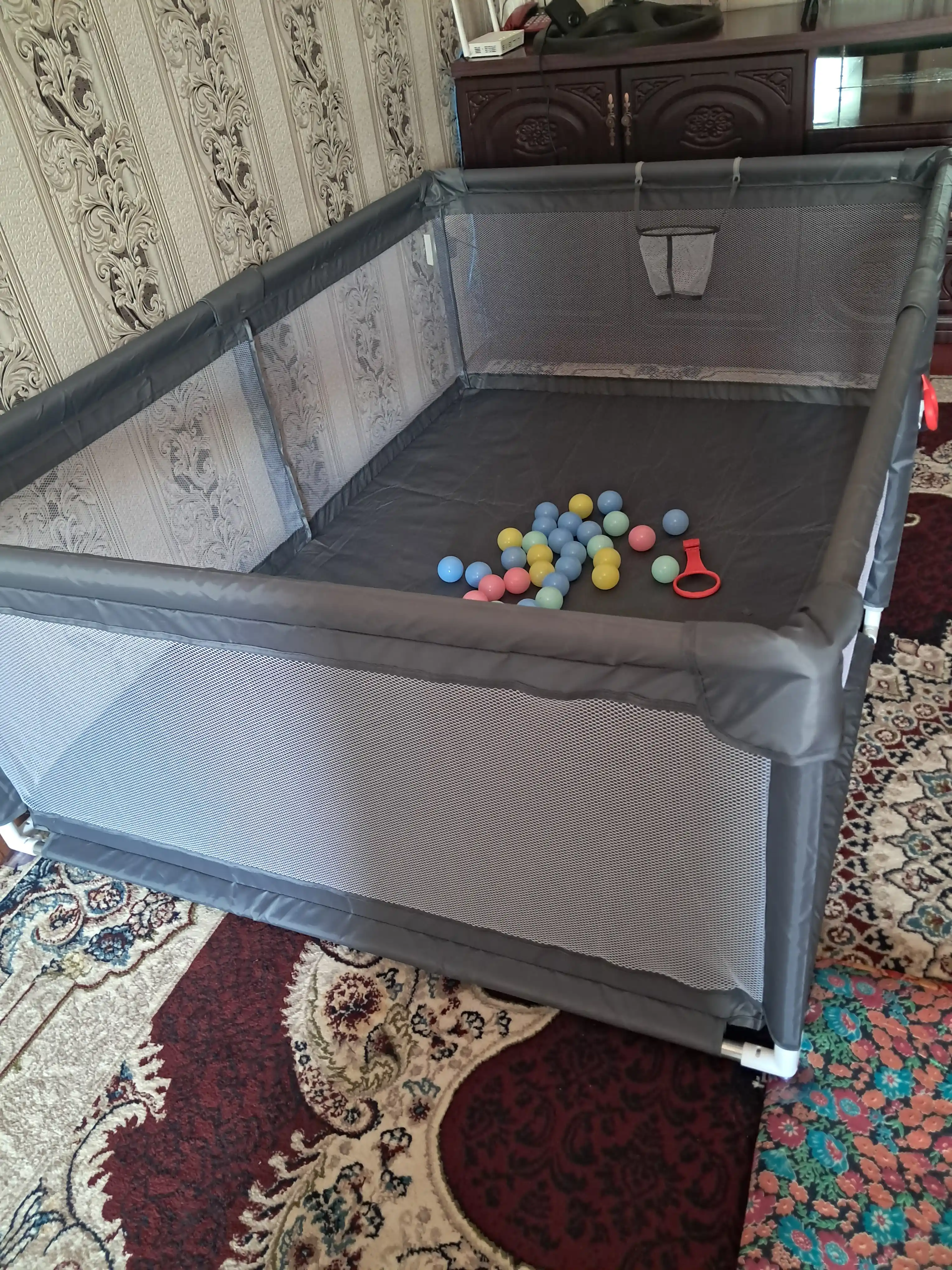 Bolalar uchun manej, bolalar aloxida o'ynashi uchun basseyn 20 ta sharlari bilan