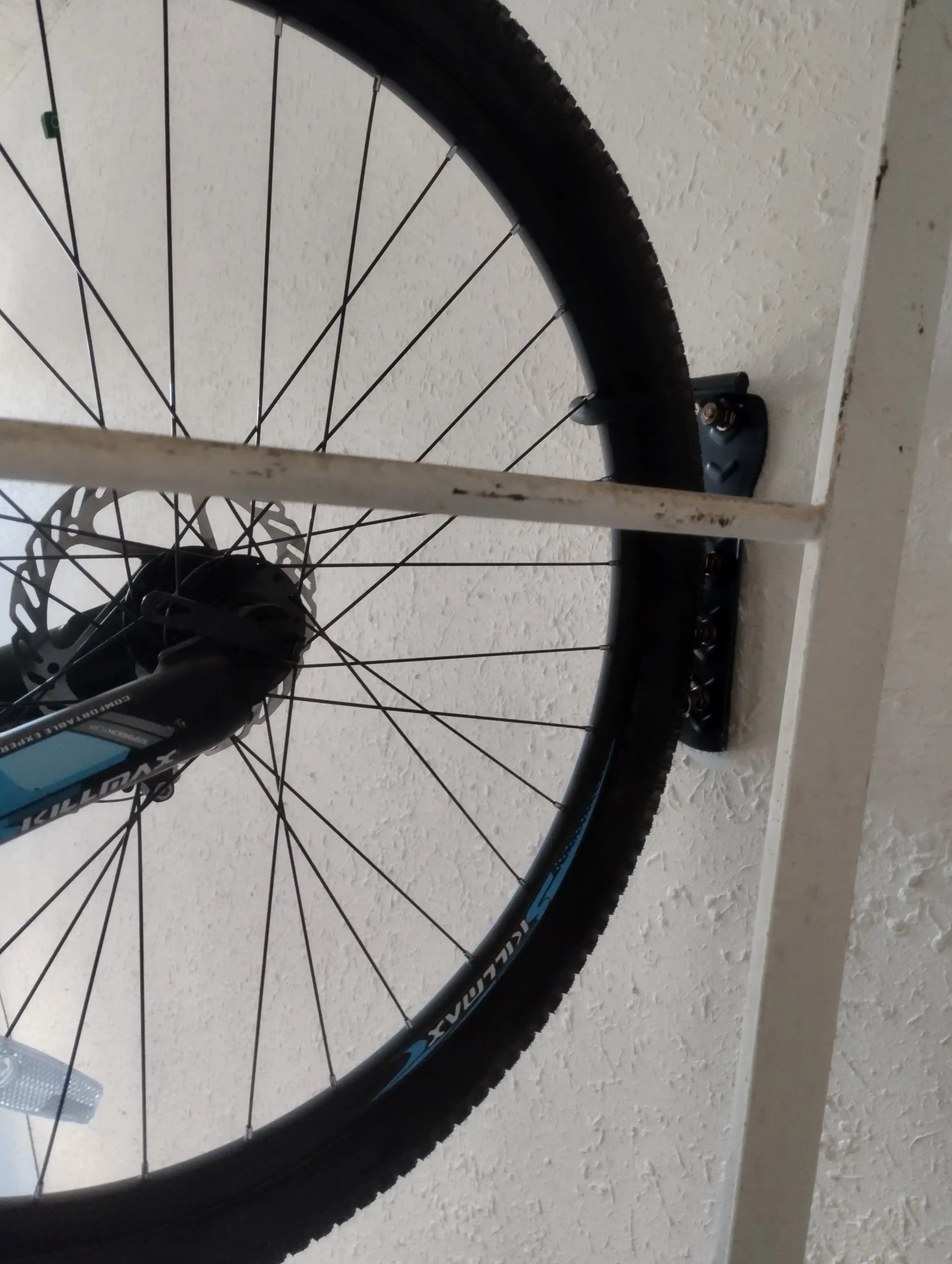 Devorga o'rnatilgan velosiped tokchasi