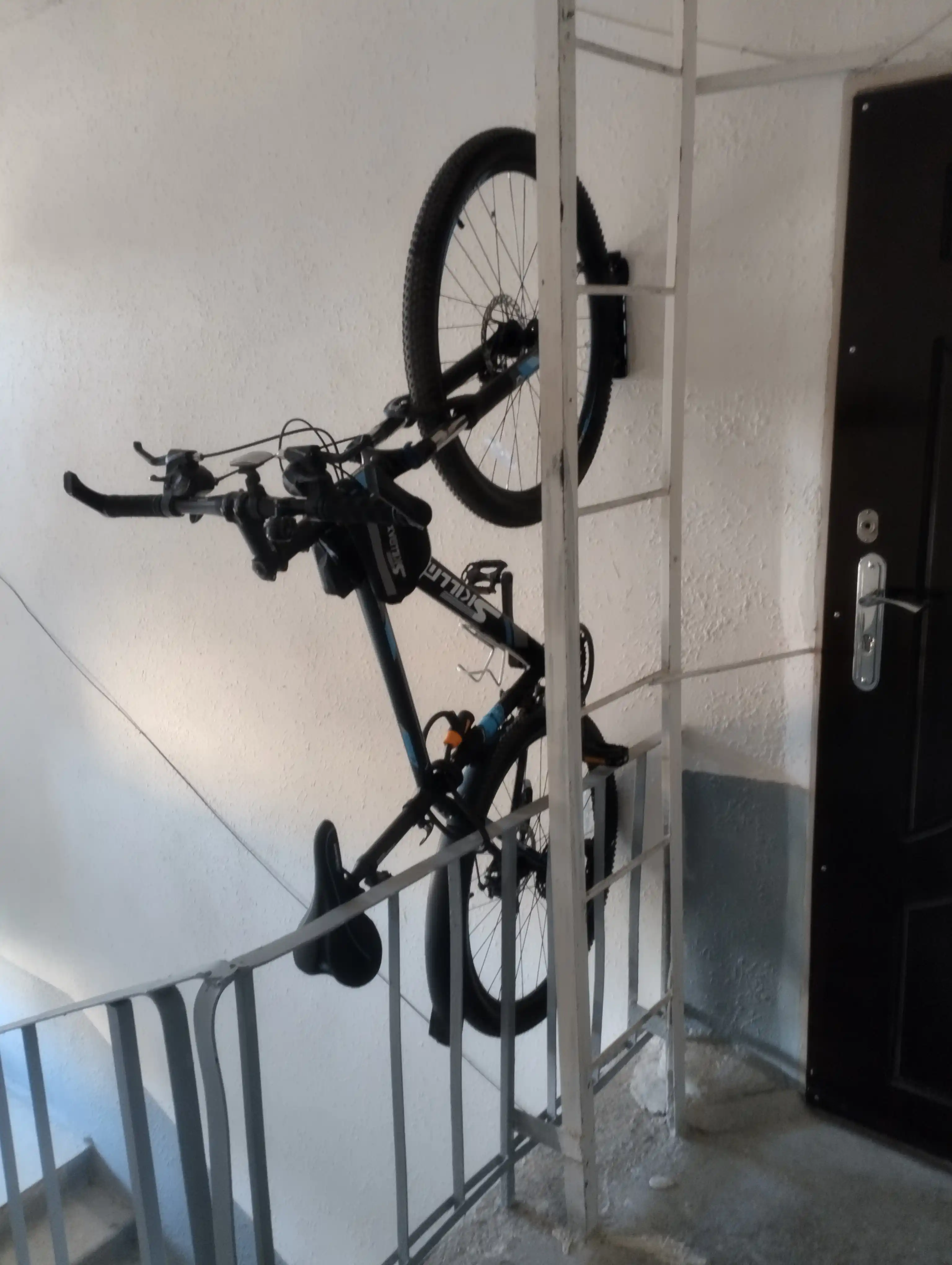 Devorga o'rnatilgan velosiped tokchasi