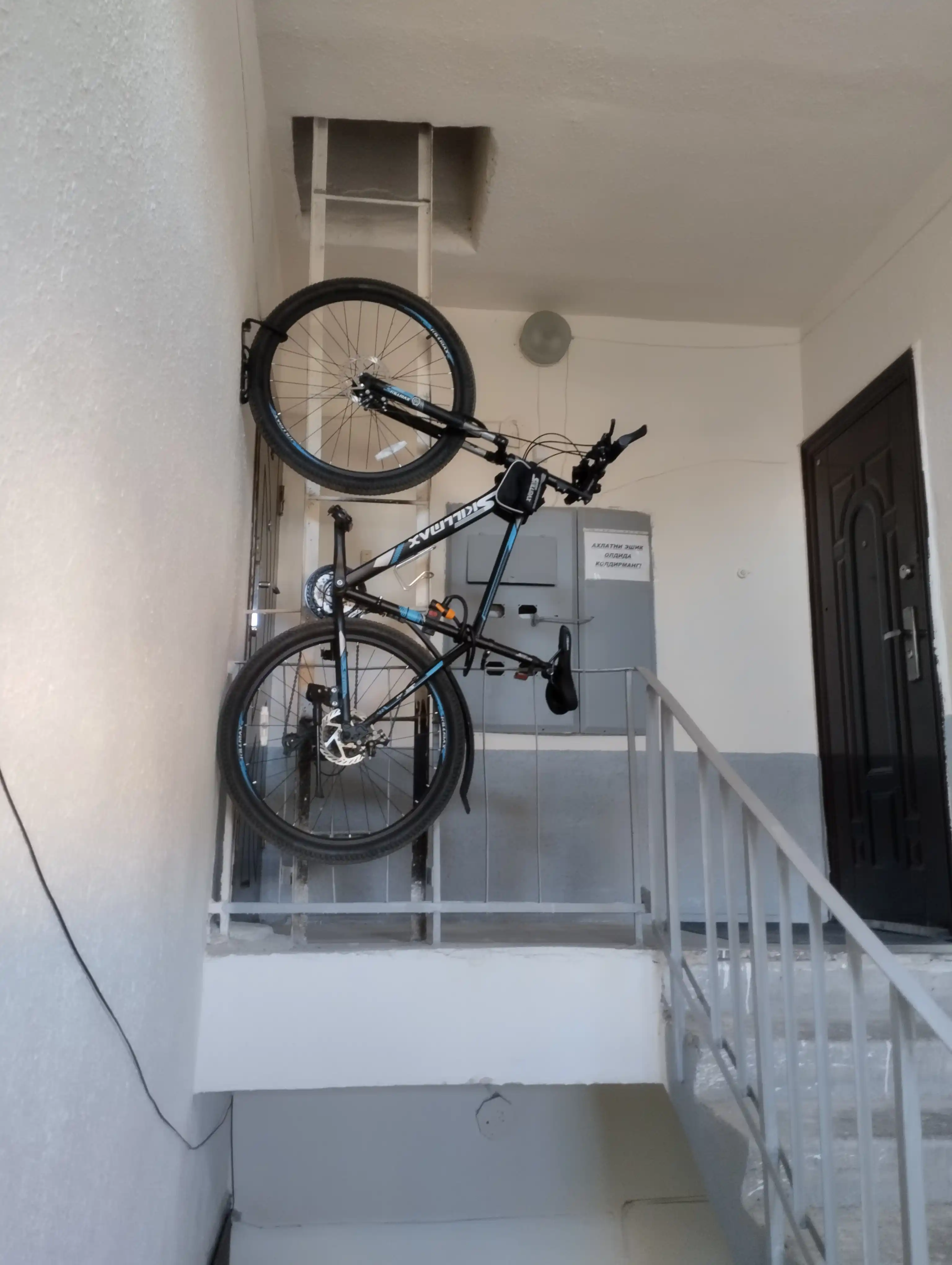 Devorga o'rnatilgan velosiped tokchasi