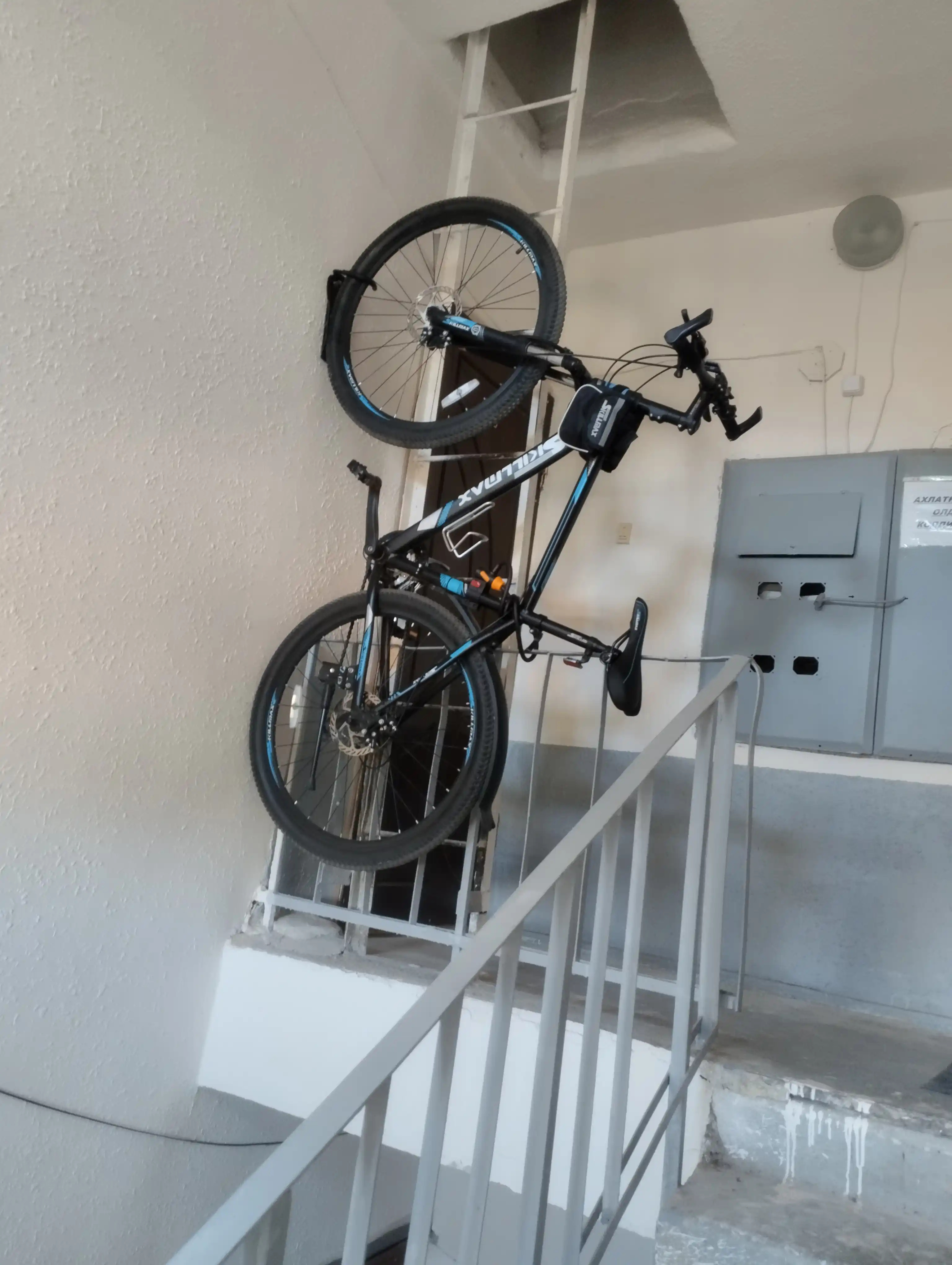 Devorga o'rnatilgan velosiped tokchasi