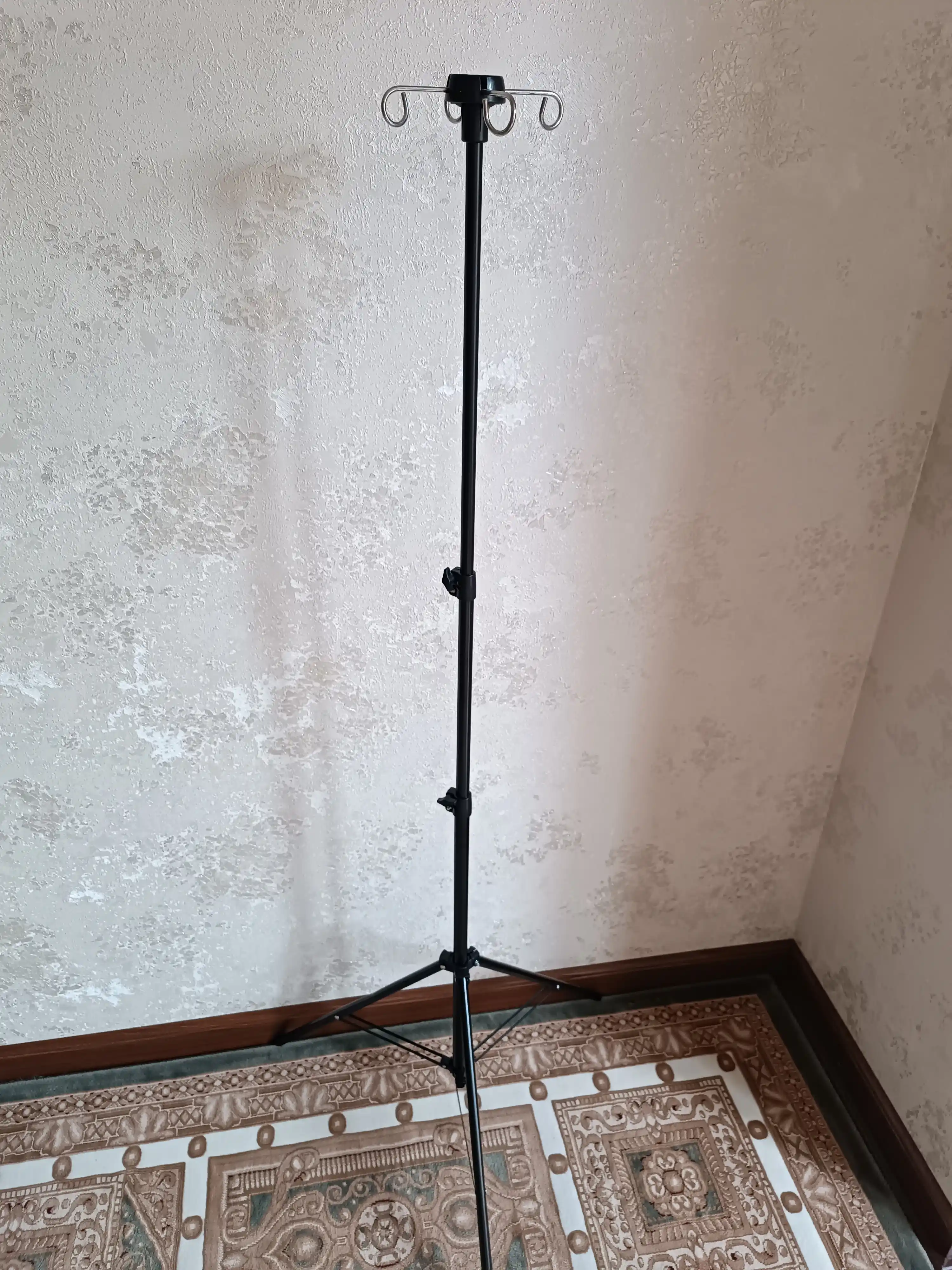 Uzoq muddatli infuziyalar uchun teleskopik tibbiy tomchilatuvchi tripod tomchi tokchasi