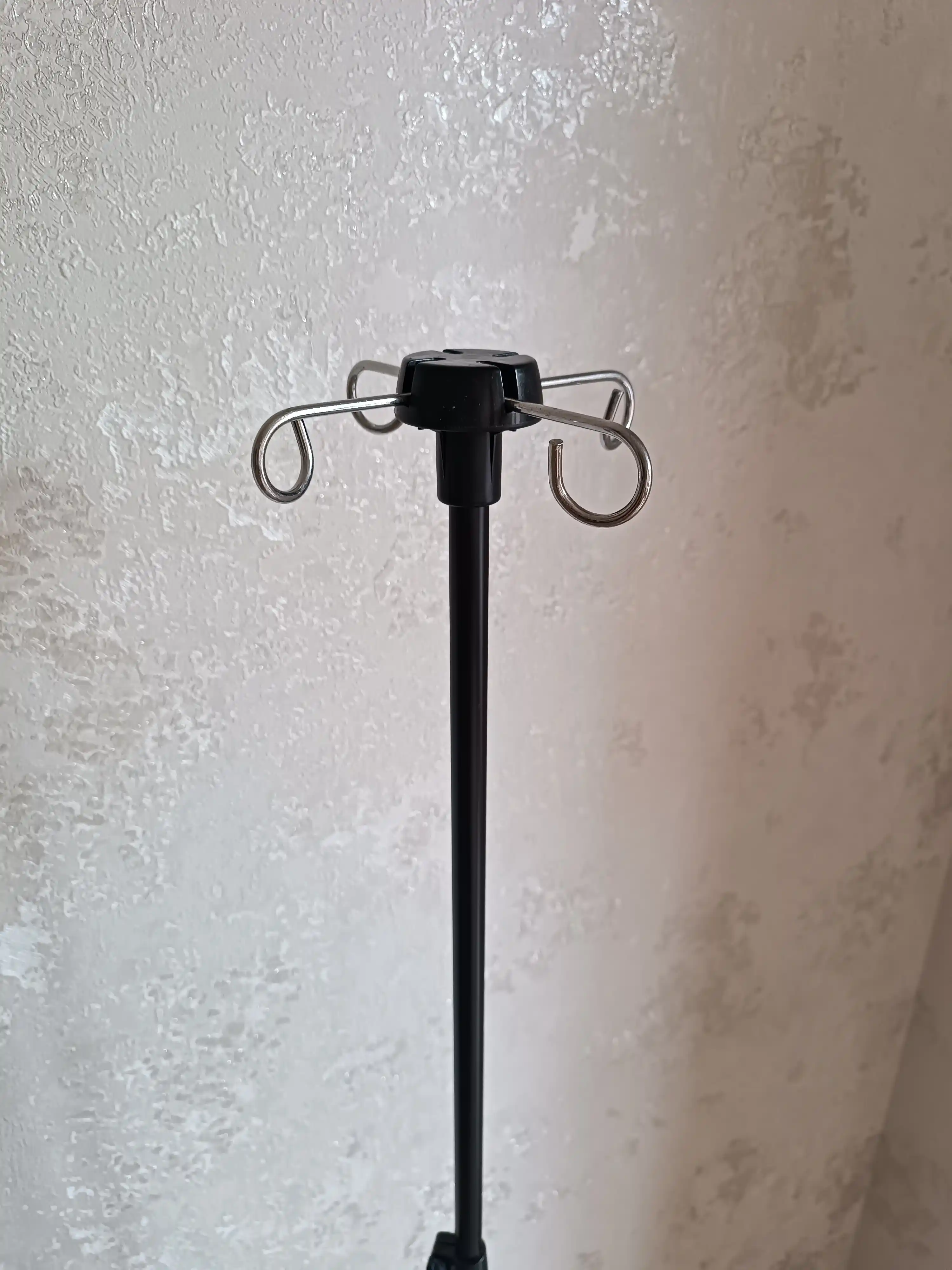 Uzoq muddatli infuziyalar uchun teleskopik tibbiy tomchilatuvchi tripod tomchi tokchasi