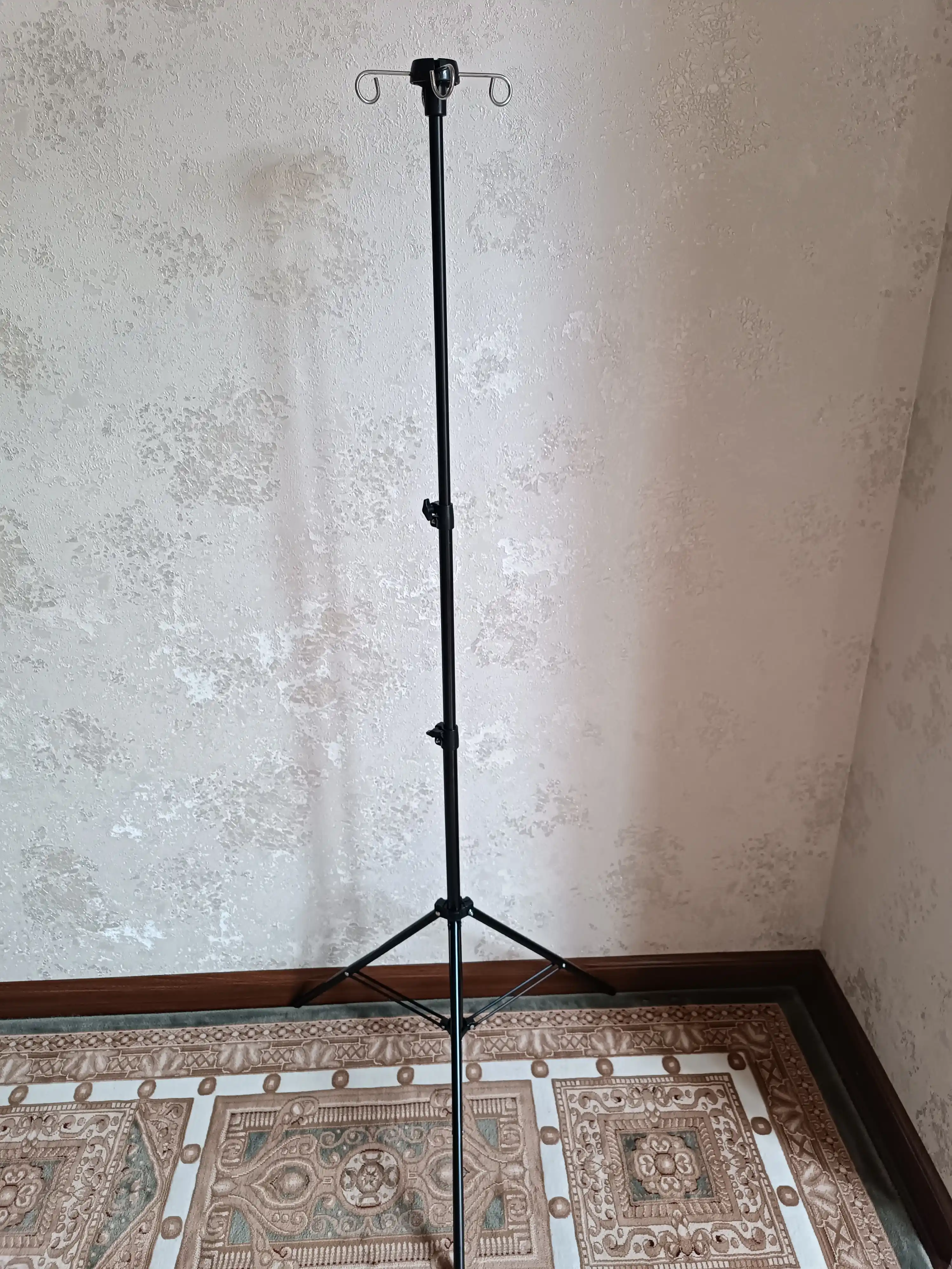 Uzoq muddatli infuziyalar uchun teleskopik tibbiy tomchilatuvchi tripod tomchi tokchasi
