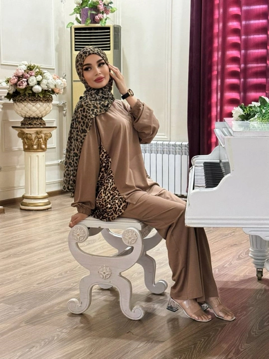Ayollar kostyumi, ikkilik, katta o‘lchamli, yumaloq yoqa, NORA