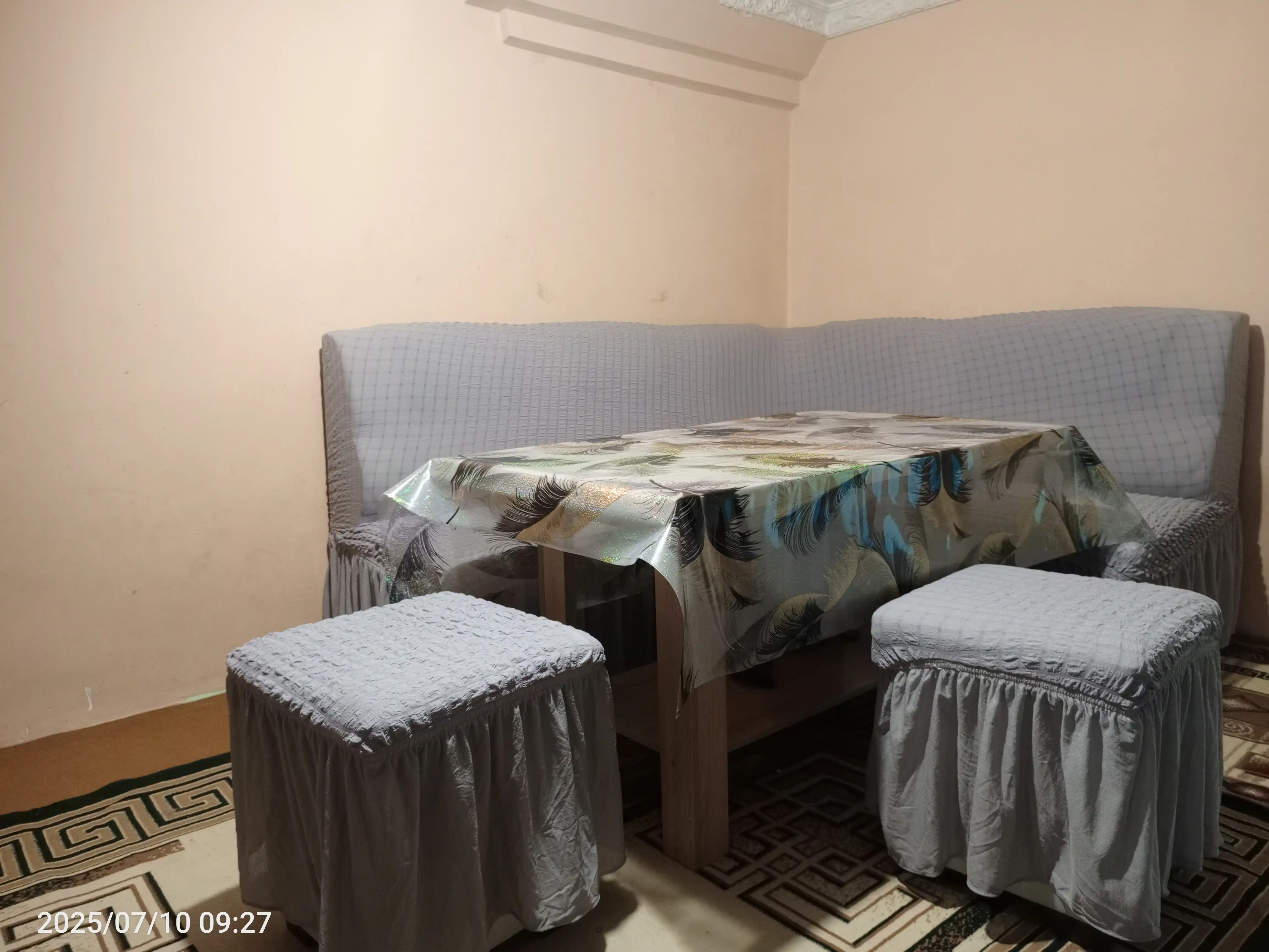 Чехол для кухонного уголка и 2 пуфиков