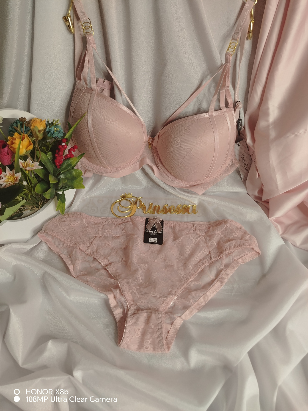 Lifchik kiygan qizning shaxsiy surati Lifchik kiygan qizning shaxsiy surati