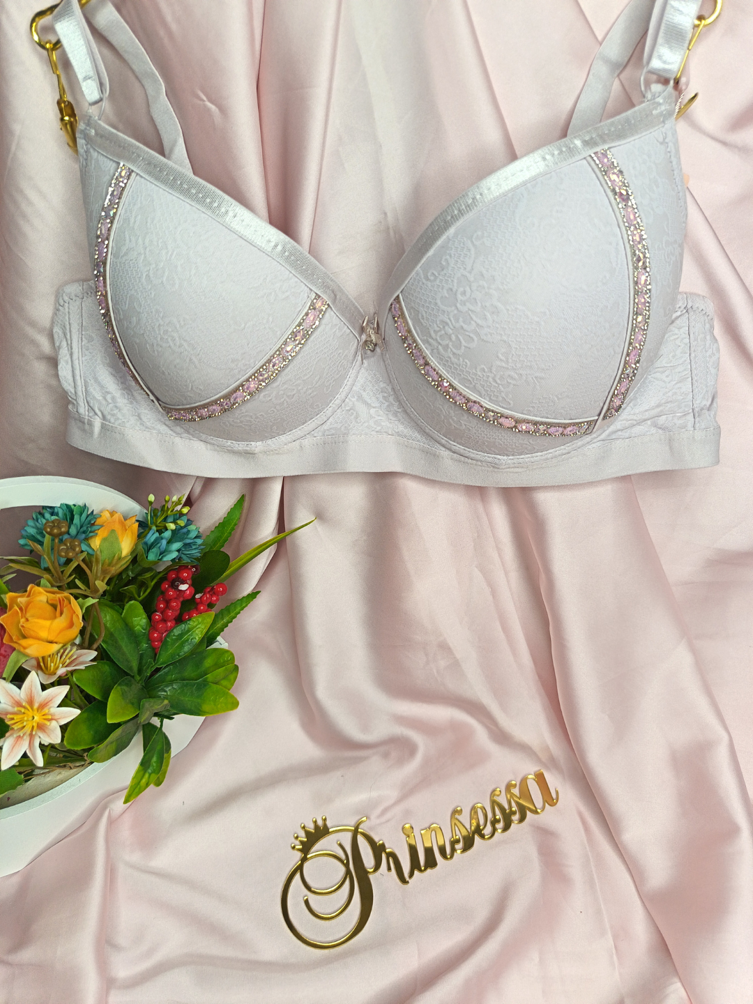 Ichki kiyimdagi yalangoch onalarning shaxsiy fotosuratlari