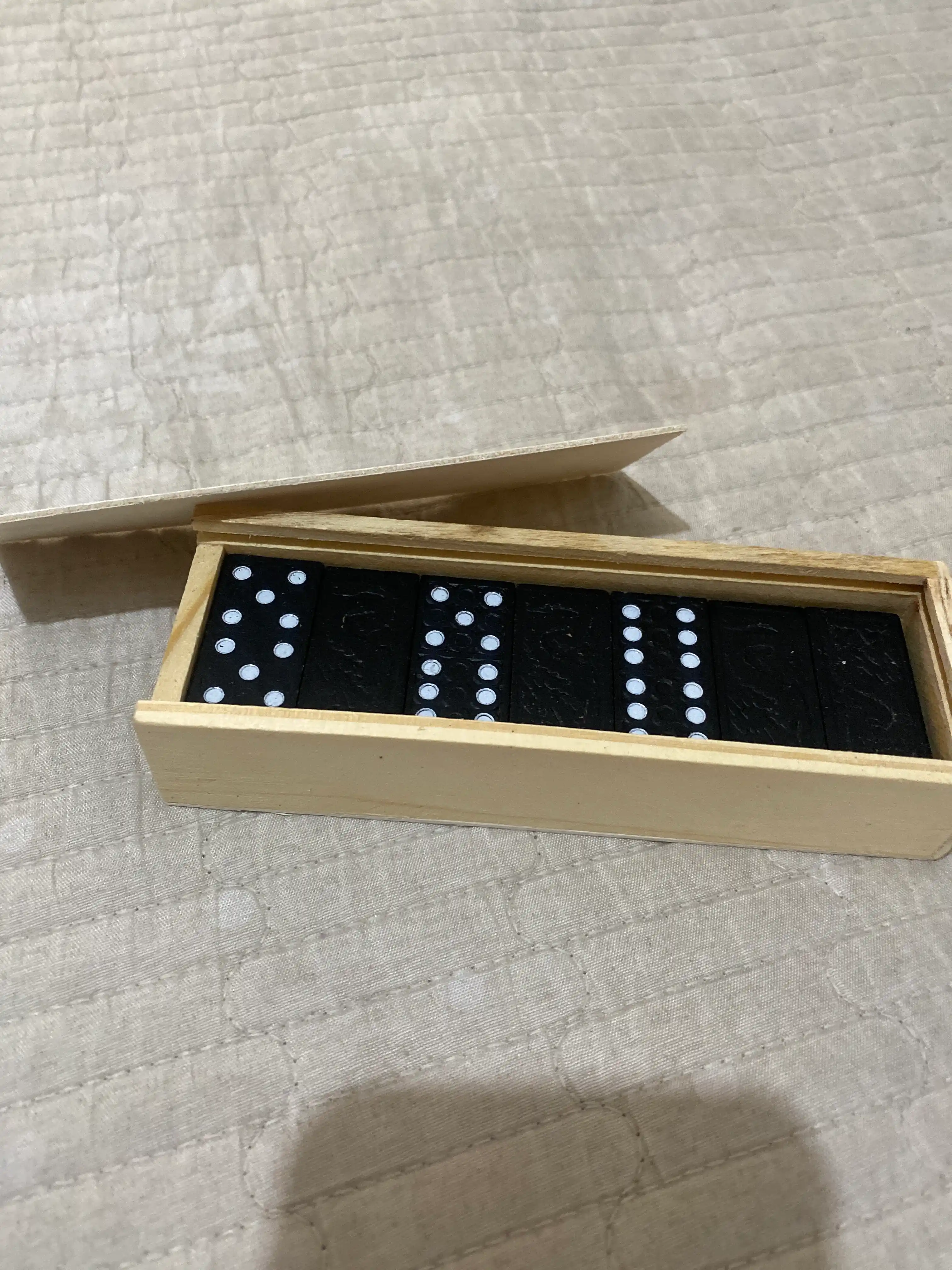 FIDGO domino, yog‘och qutida 28 ta tosh