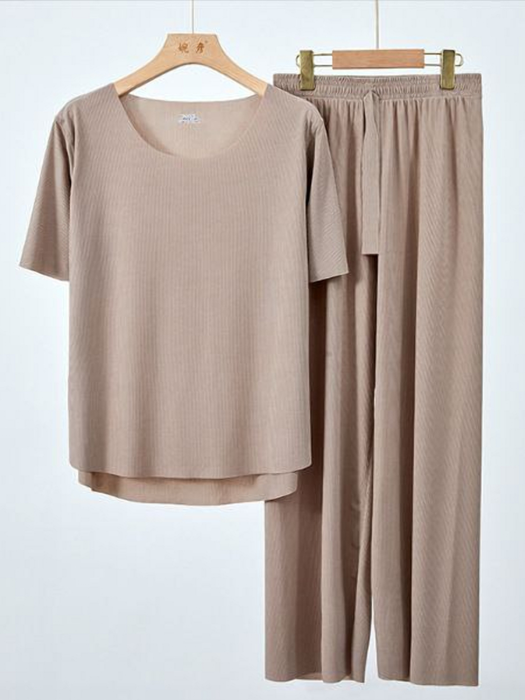 Ular rus ayolini sikishadi va u yana baqiradi Yalangoch qoramagiz Inna