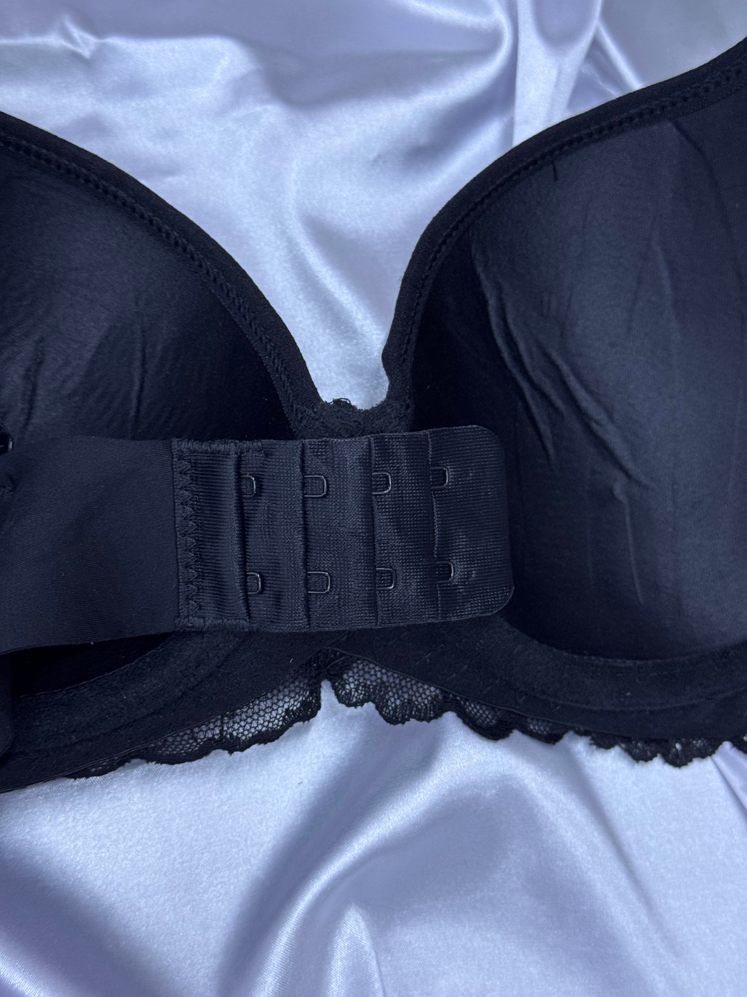 tort oyogida yalangoch domboq qizlar