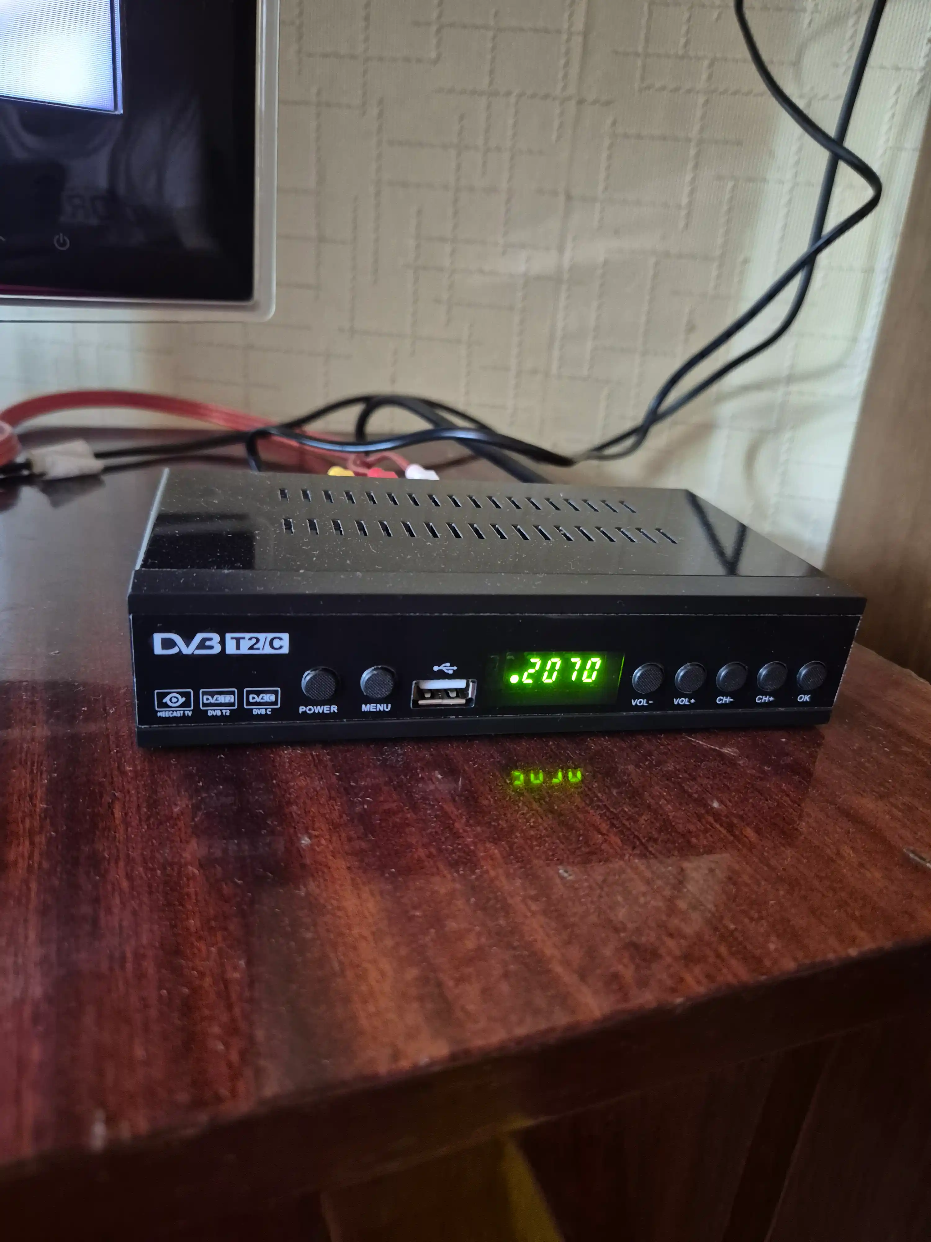 Raqamli TV tyuner DVB-T2, 20+ kanal, HD sifat, pult bilan