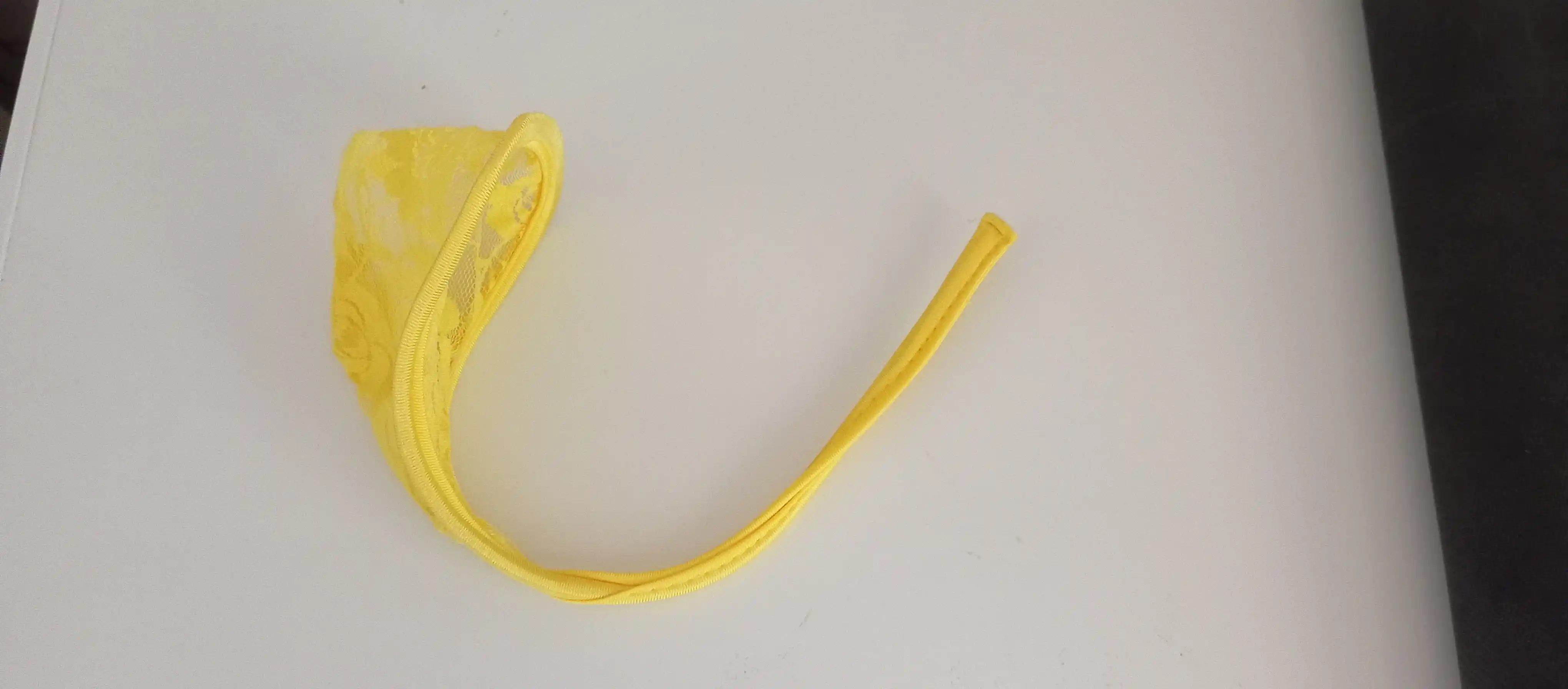 Erkaklar C-stringasi, ekzotik