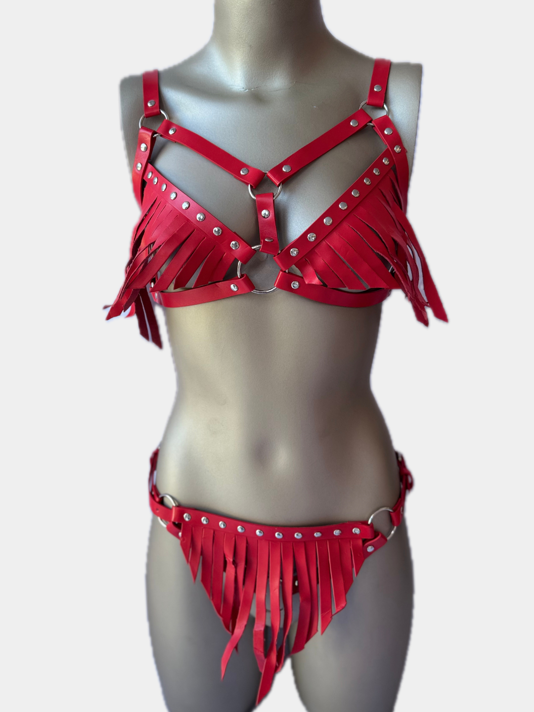 Oz sevgilisining toplarini yalayotgan BDSM pornosini tomosha qiling.